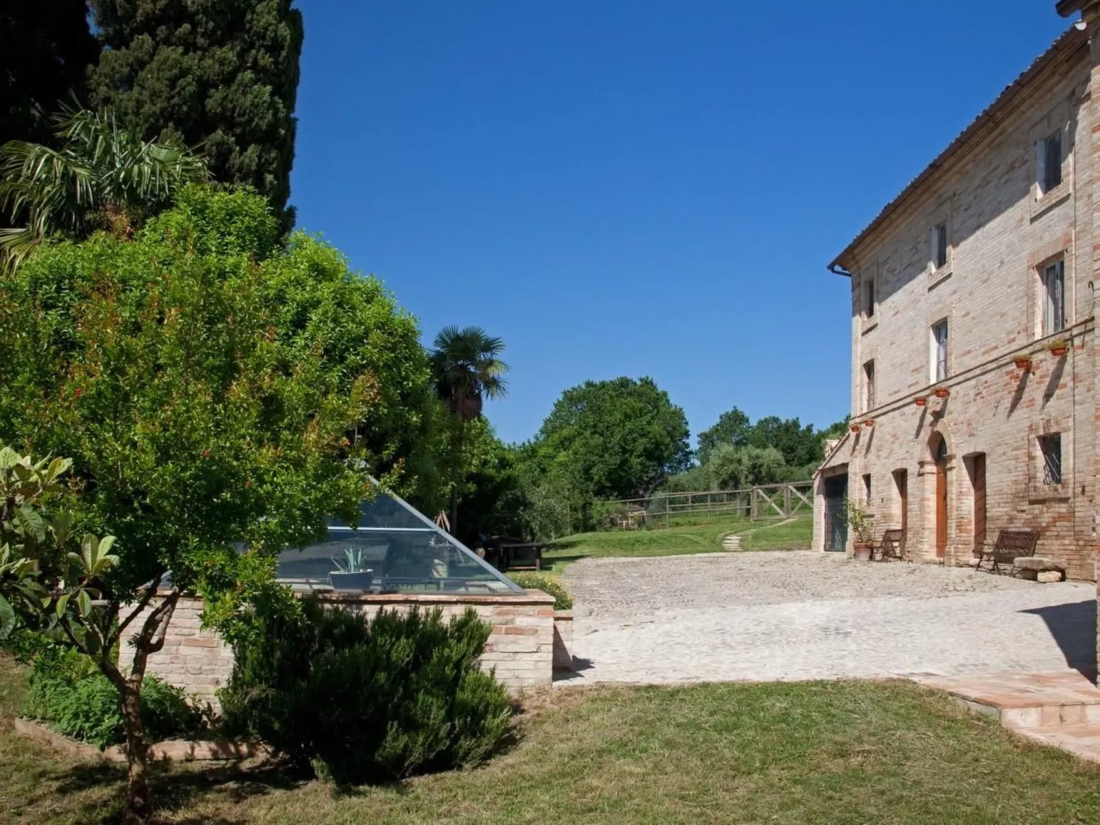Rote Wohnung Bauernhaus-Buiten