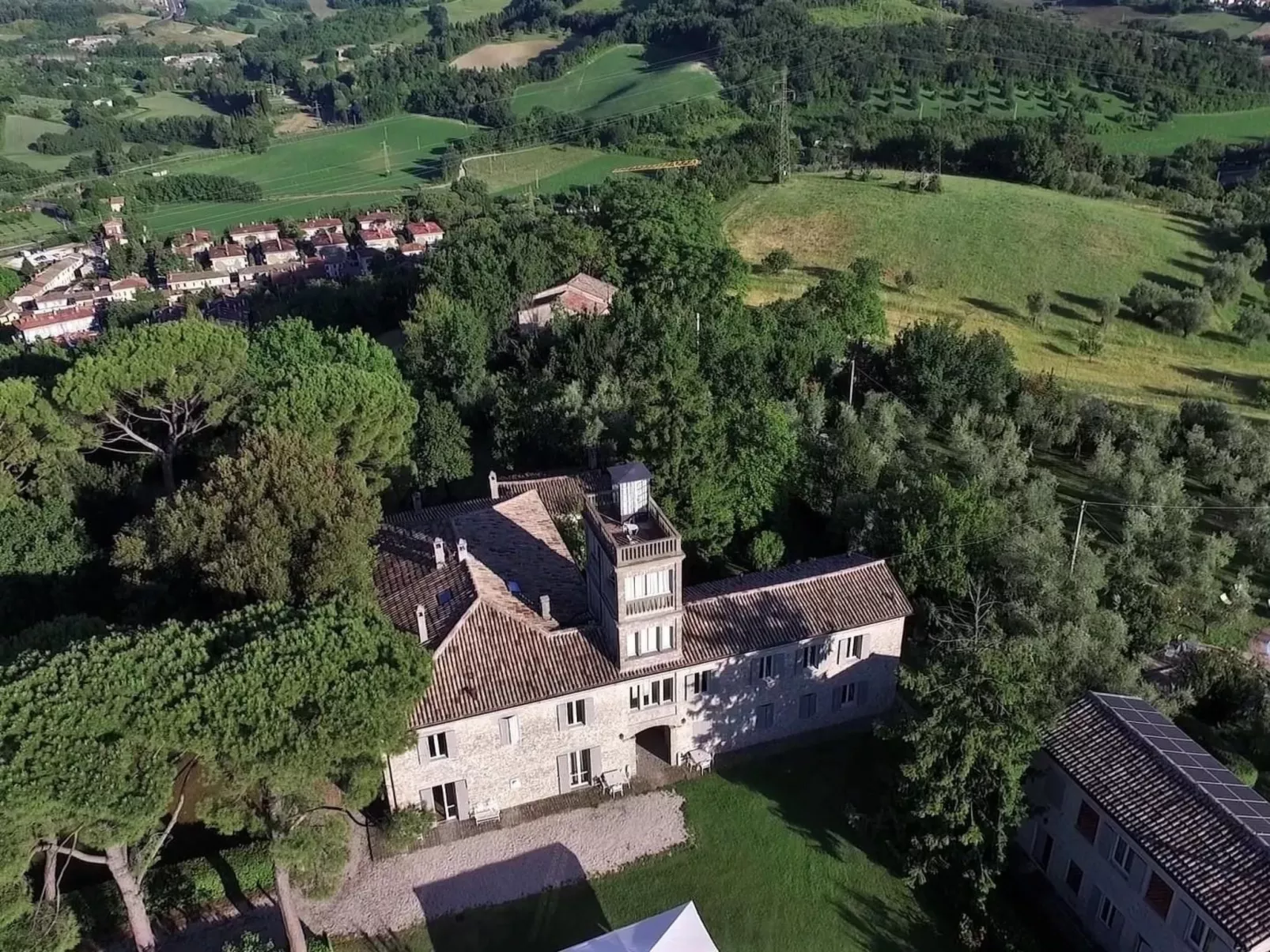Mit Mezzanin und Schwimmbad, in einem Bauernhaus in den Hügeln-Buiten