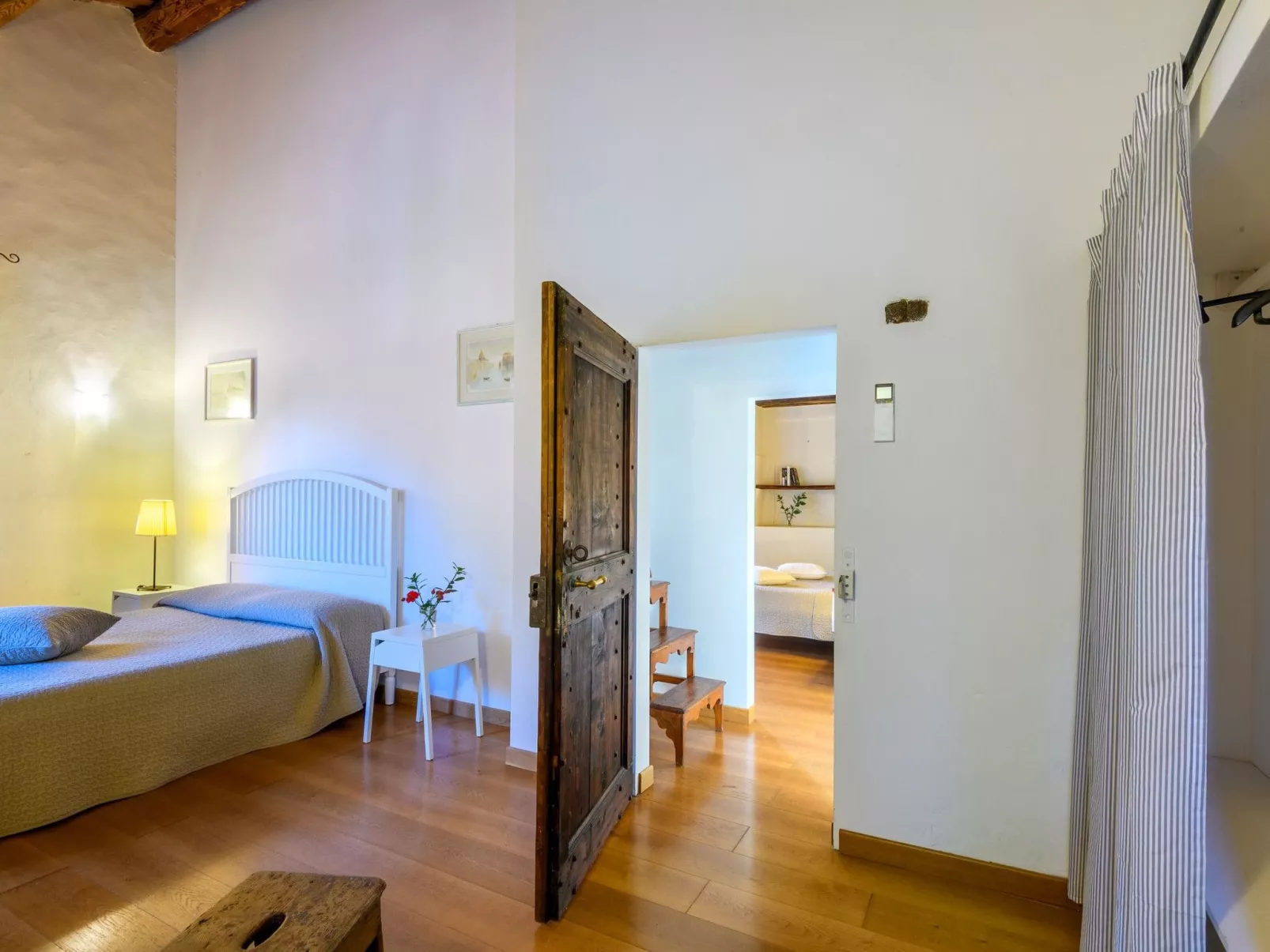 Licht unter den Buchen, Marche Urlaub, privater Pool-Binnen