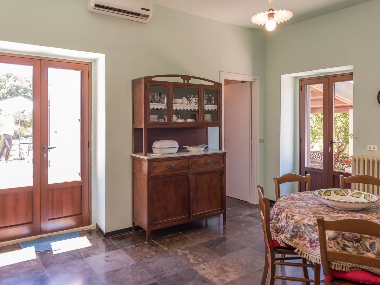 "Villa mit Pool-Binnen