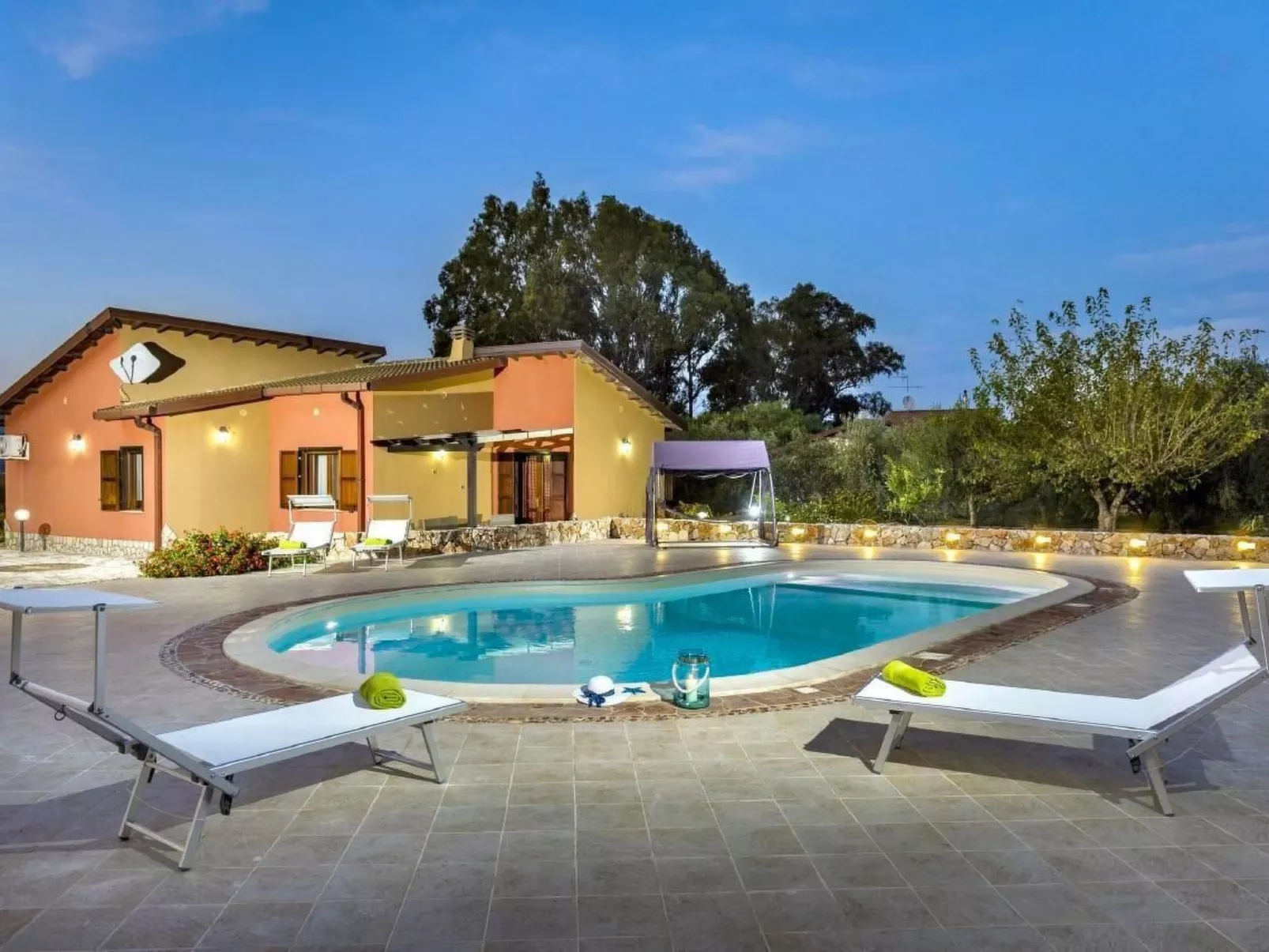 "Flavia" mit eigenem Pool-Buiten