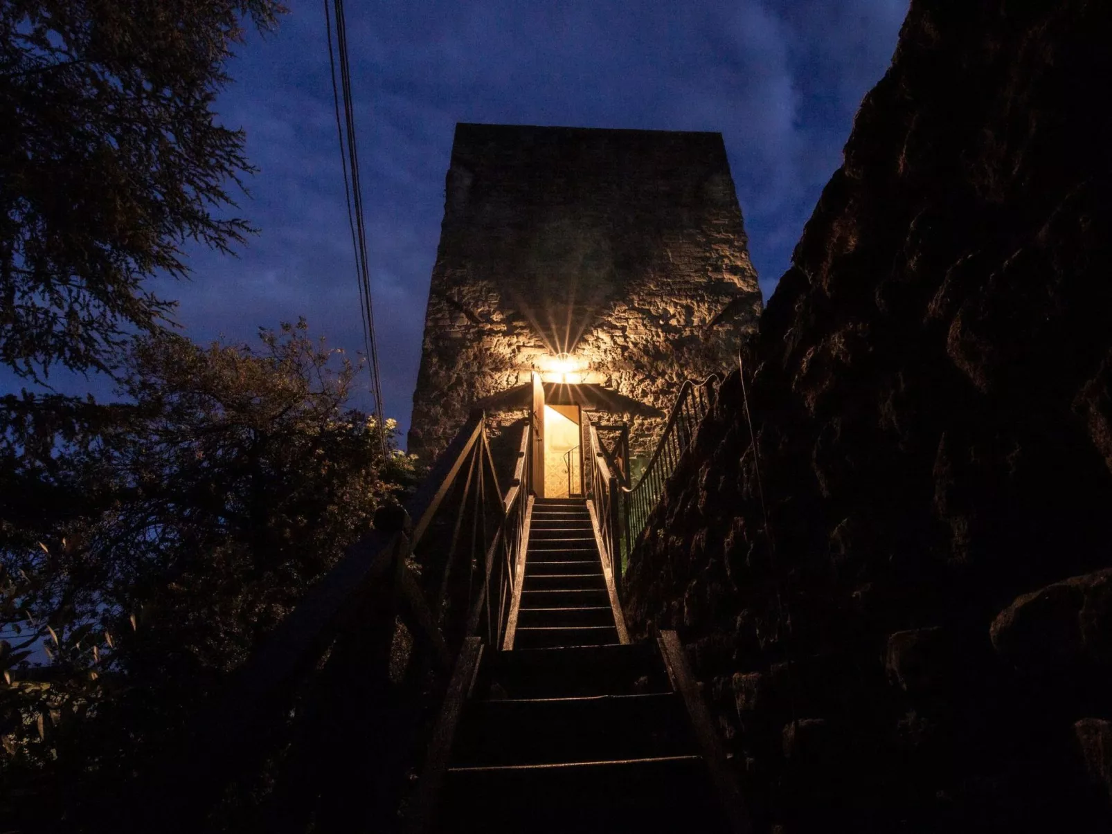 Medieval Tower mit Whirlpool auf der Dachterrasse-Image-tags.info