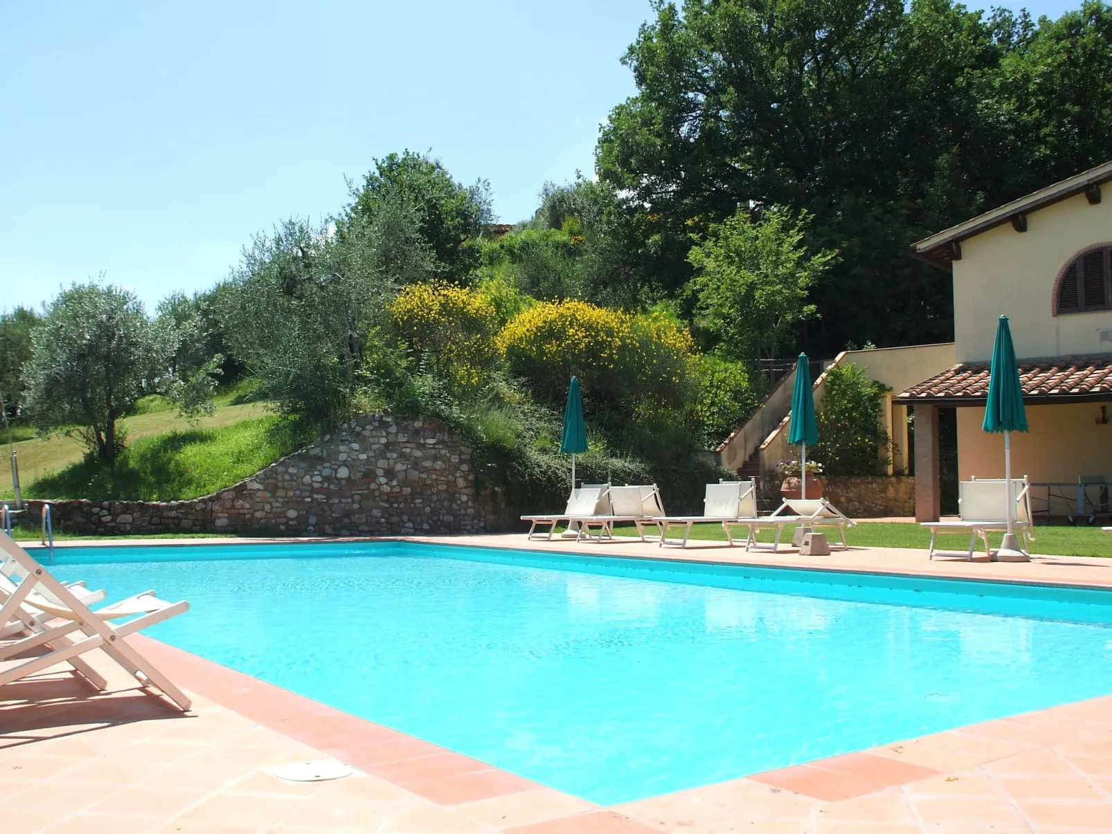 Anwesen mit Terrasse-Buiten