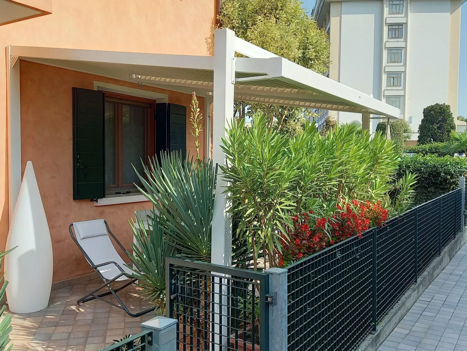 Stilvoller und gemütlicher Mini mit Garage-Buiten