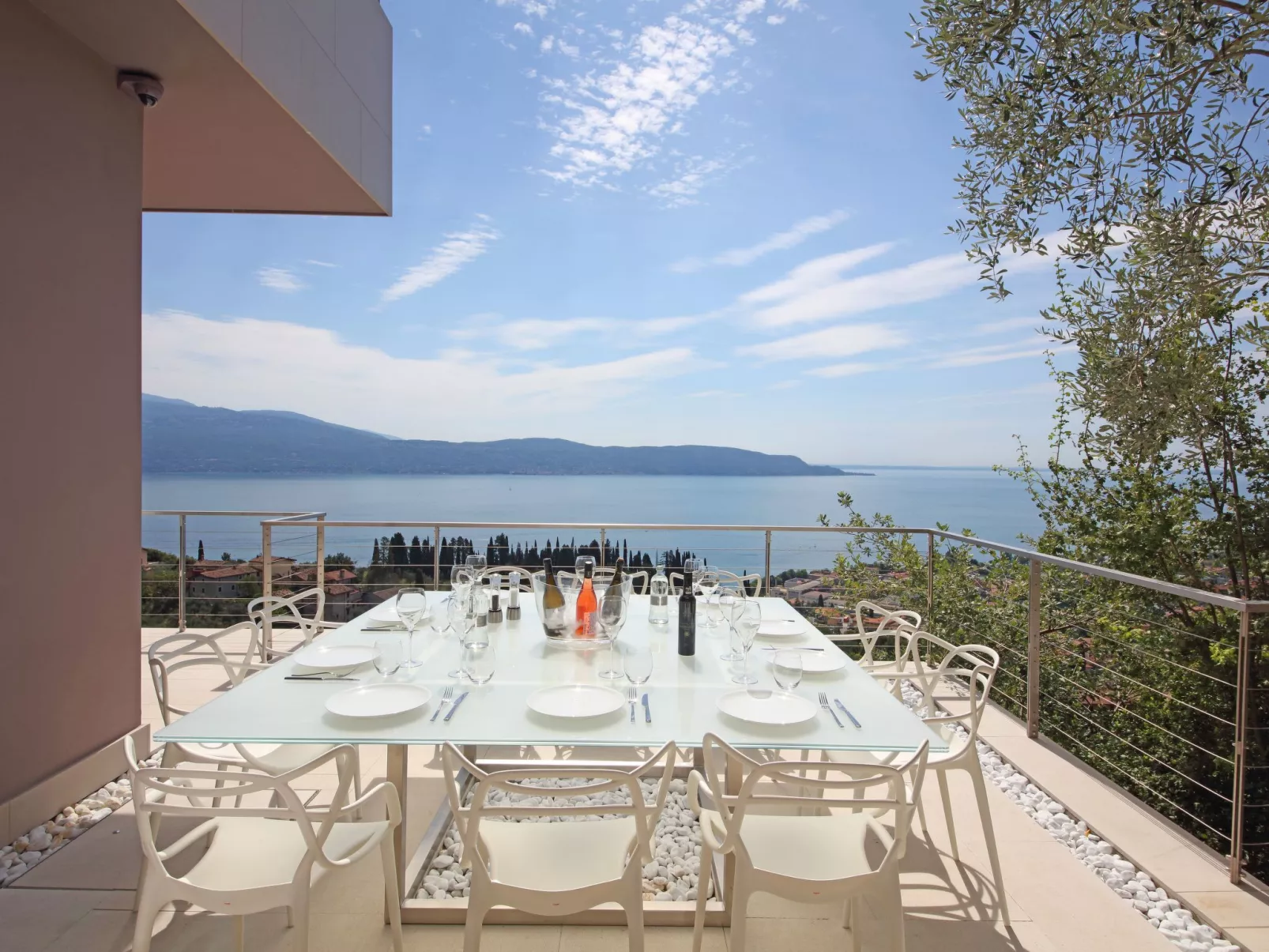 Exklusive Villa Agave mit Seeblick und privatem Pool-Buiten