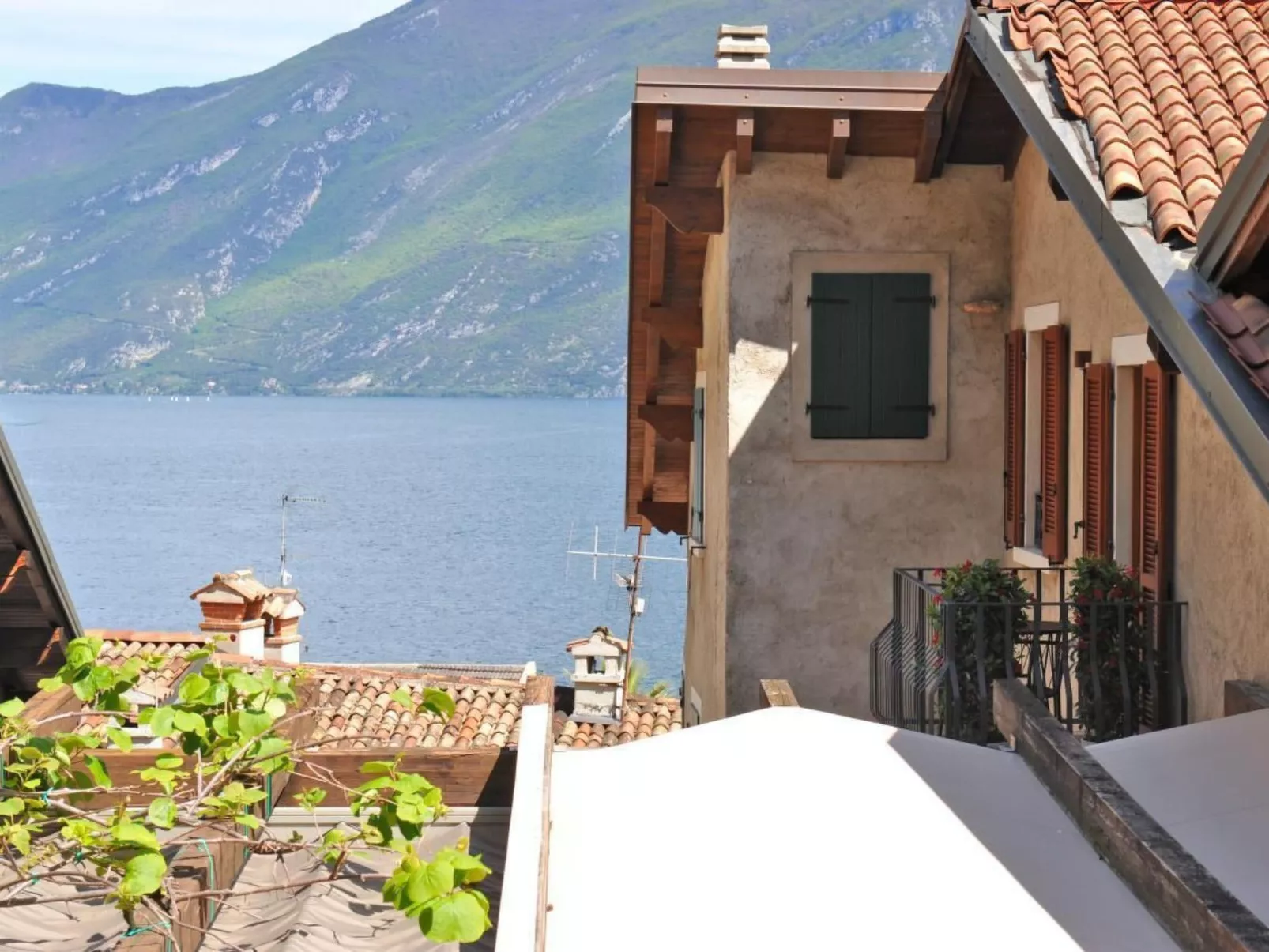Große Wohnung in Limone Sul Garda mit Terrasse und Garten und Nah am Strand - Buiten