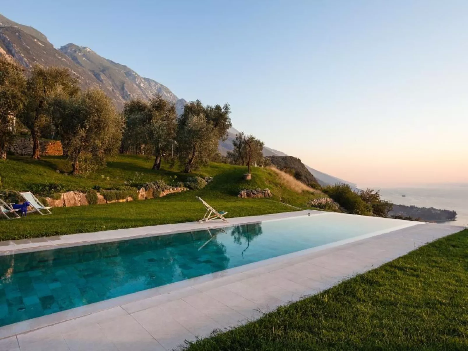 Rustiko-Landhaus mit Infinity-Pool und Seeblick-Buiten