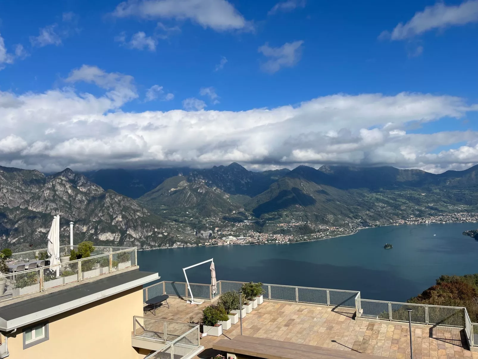 Terrazza a Lago - Dreizimmerwohnung mit Terrasse und Schwimmbad-Buiten