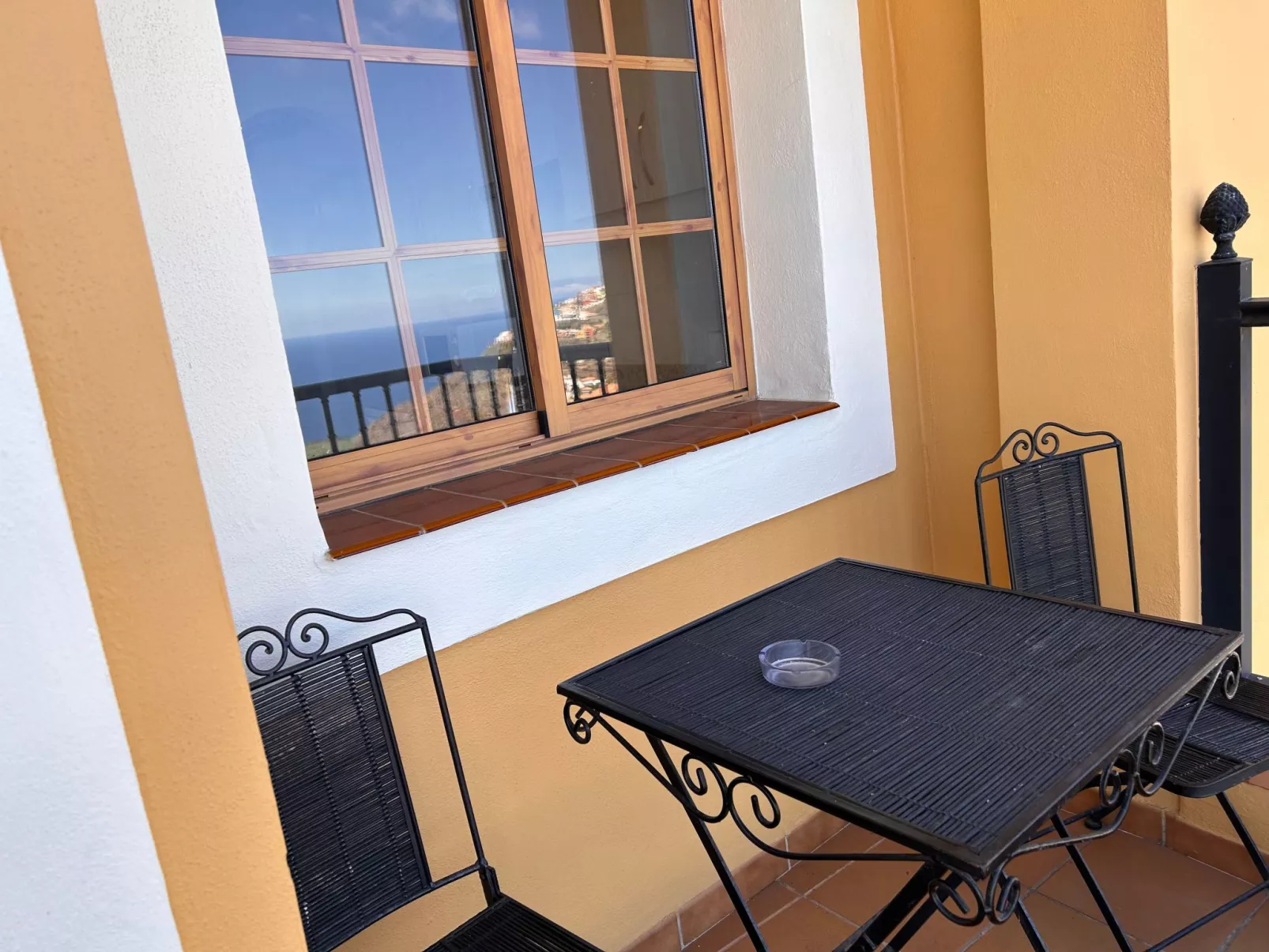 Apartment mit Balkon und Meerblick-Buiten