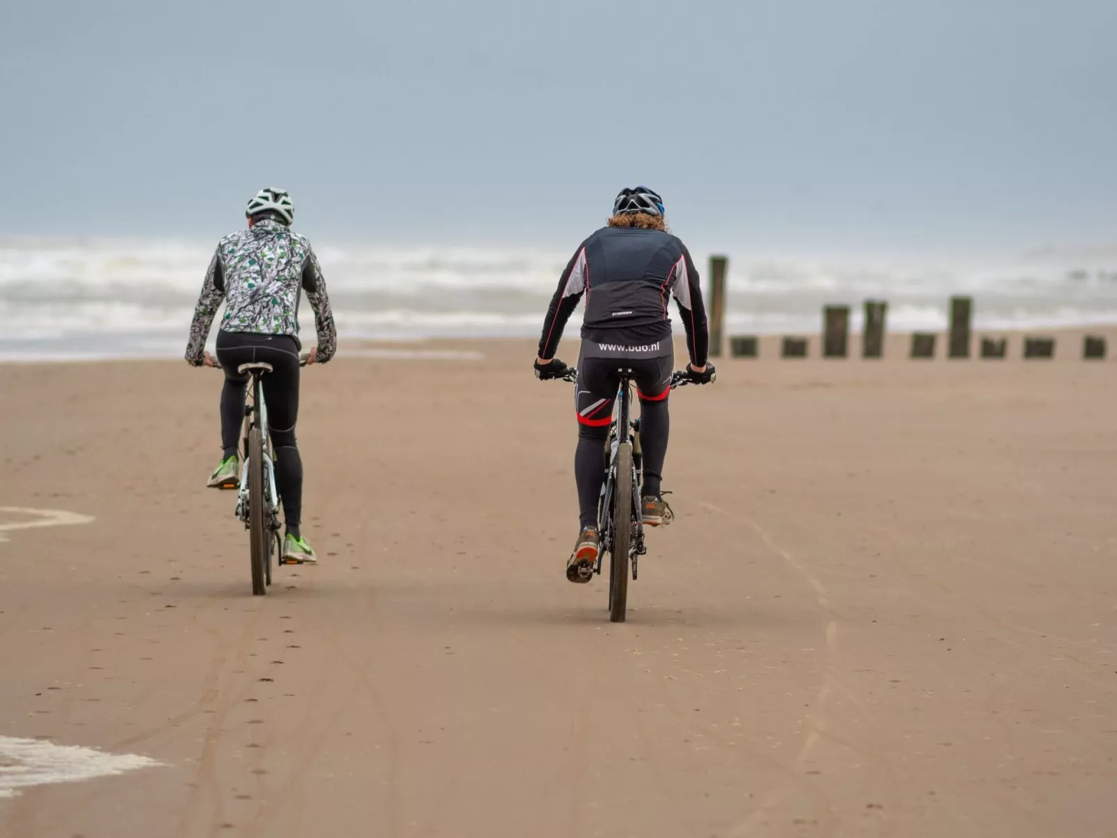 Strandnahes Ferienhaus Hibiscus mit privatem Pool-Buiten