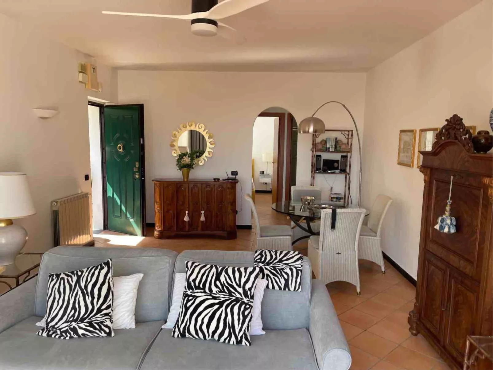 Junges Haus' Wohnung mit Wasserblick-Binnen