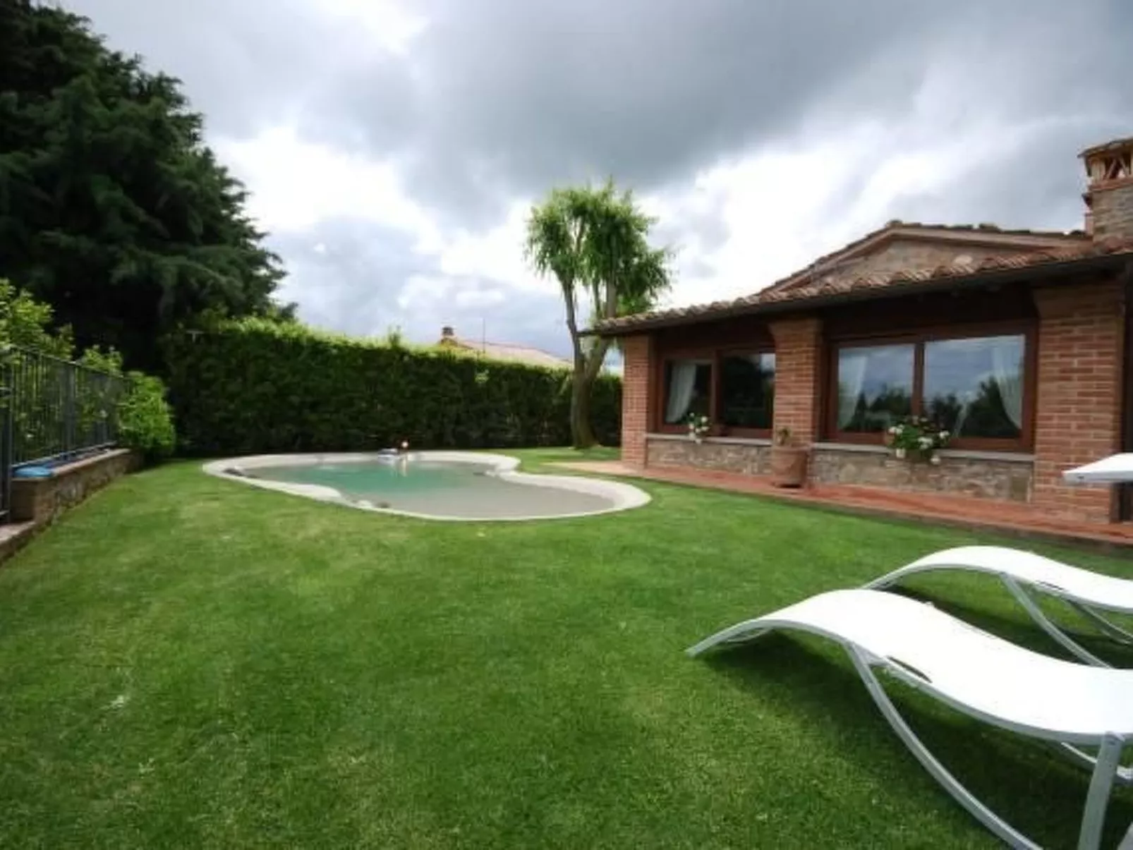 Gemütliches Ferienhaus mit Privatem Pool-Buiten