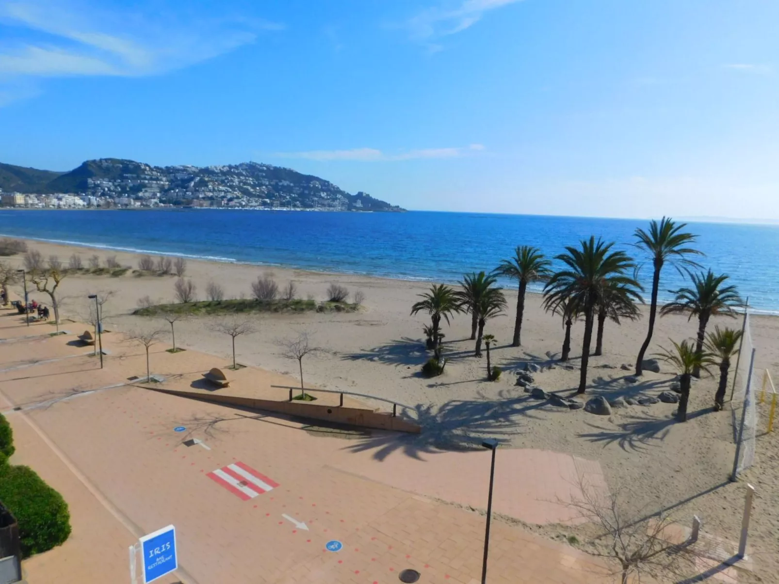 Mit großer Terrasse und Parkplatz in Salatar, Roses-Buiten