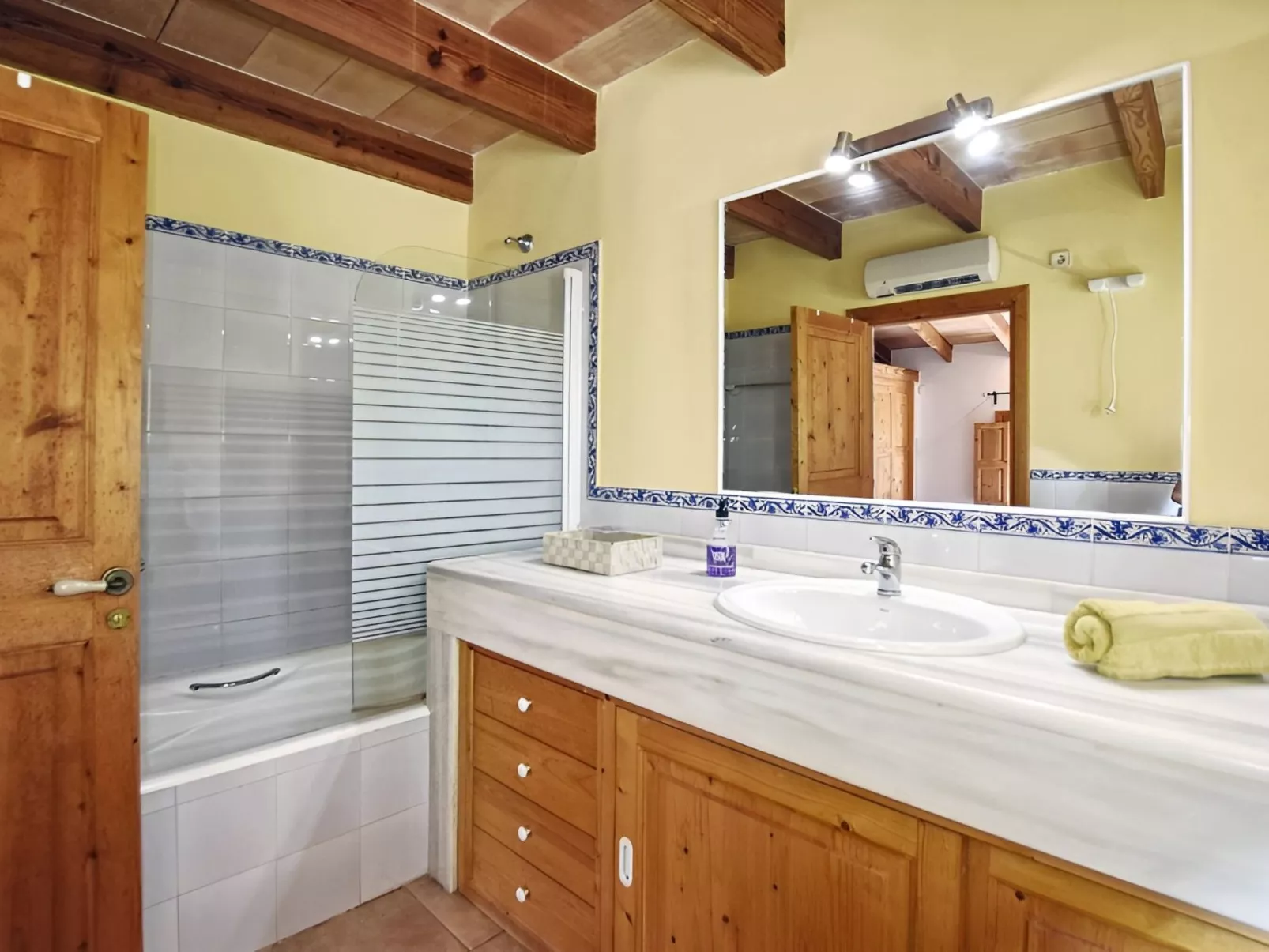 Finca mit Bergblick, Schwimmbad und Klimaanlage.-Binnen