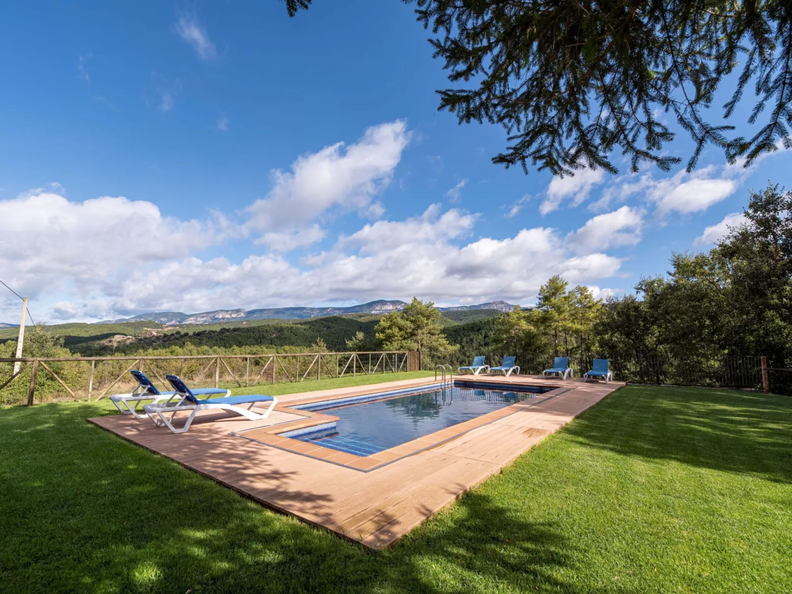 Mit privatem Pool-Buiten