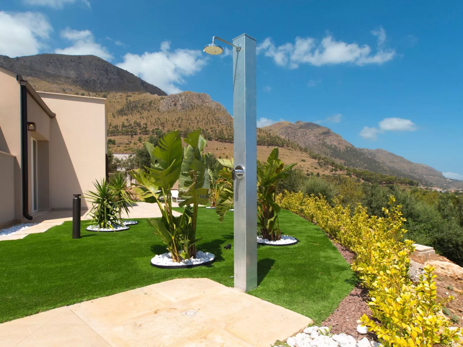 Villa mit Panoramablick auf das Meer, umgeben von der Natur-Image-tags.info