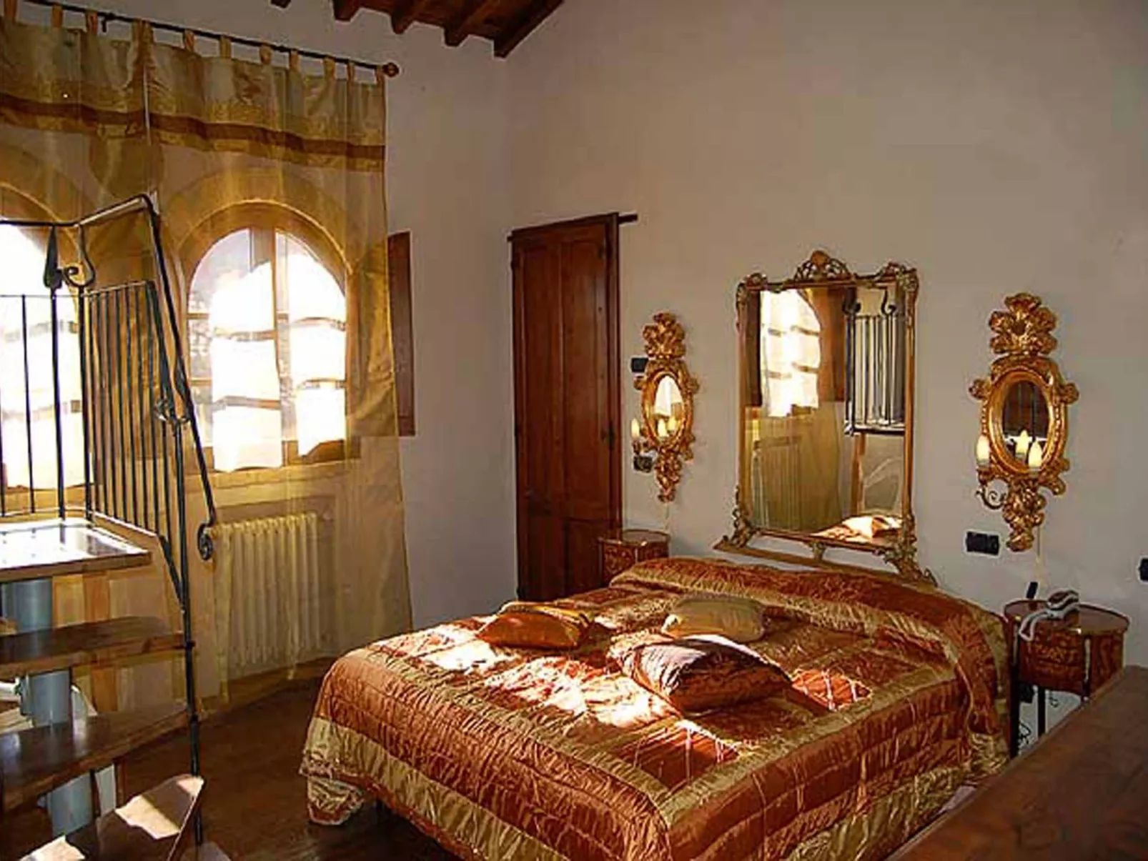 Altes Kloster und eleganter Landsitz-Binnen