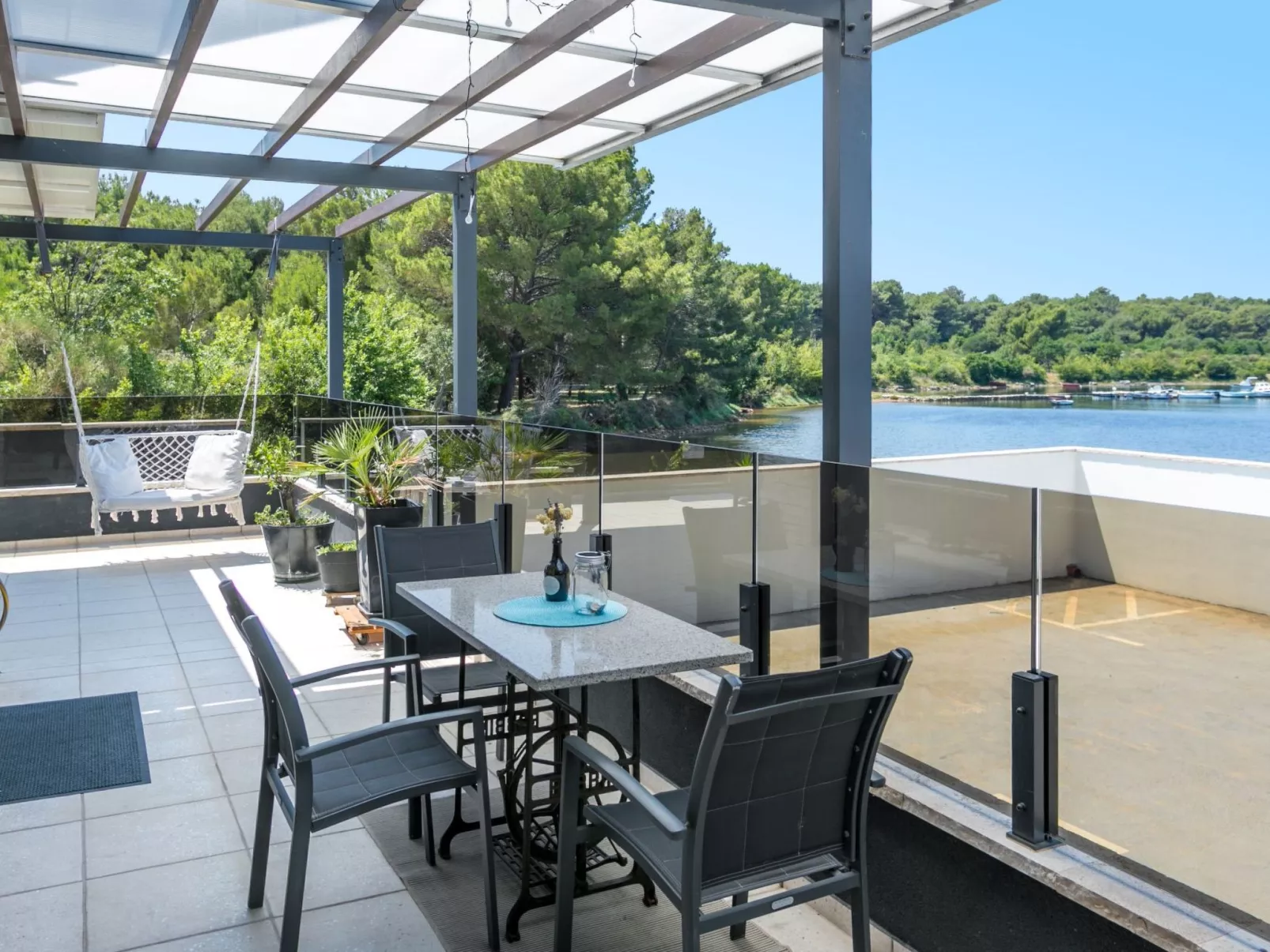 Für 4 Personen ca. 80m, in Medulin-Buiten