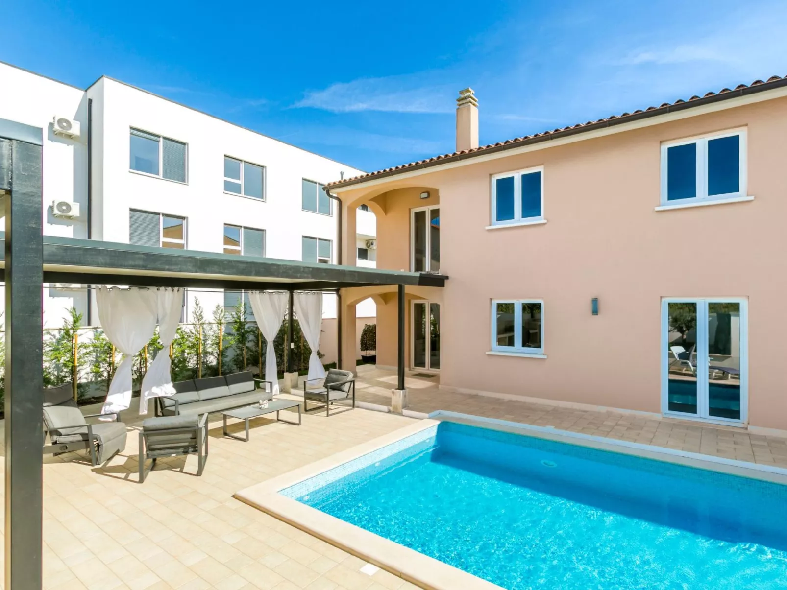 "Suzy" mit privatem Pool-Buiten