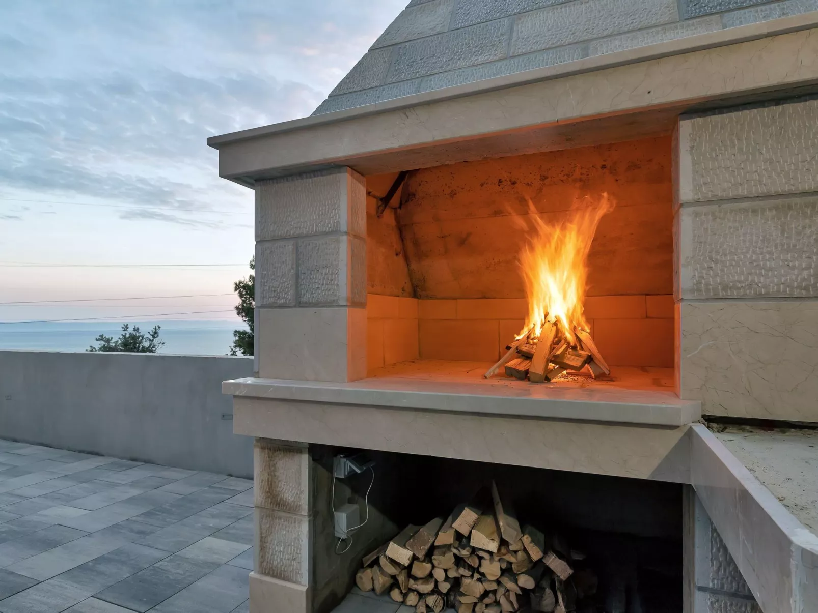 Villa mit beheiztem Pool und fünf Schlafzimmer-Buiten