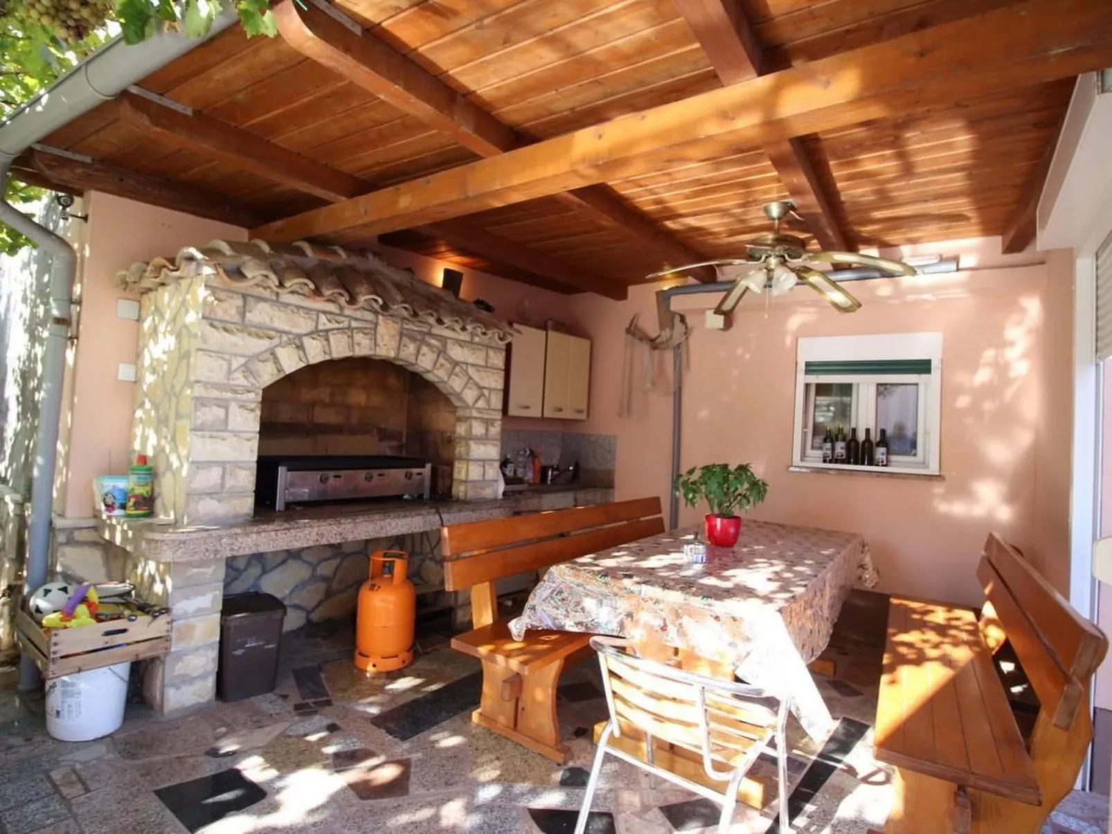 Schöne Wohnung in Baška mit Eigener Terrasse-Buiten