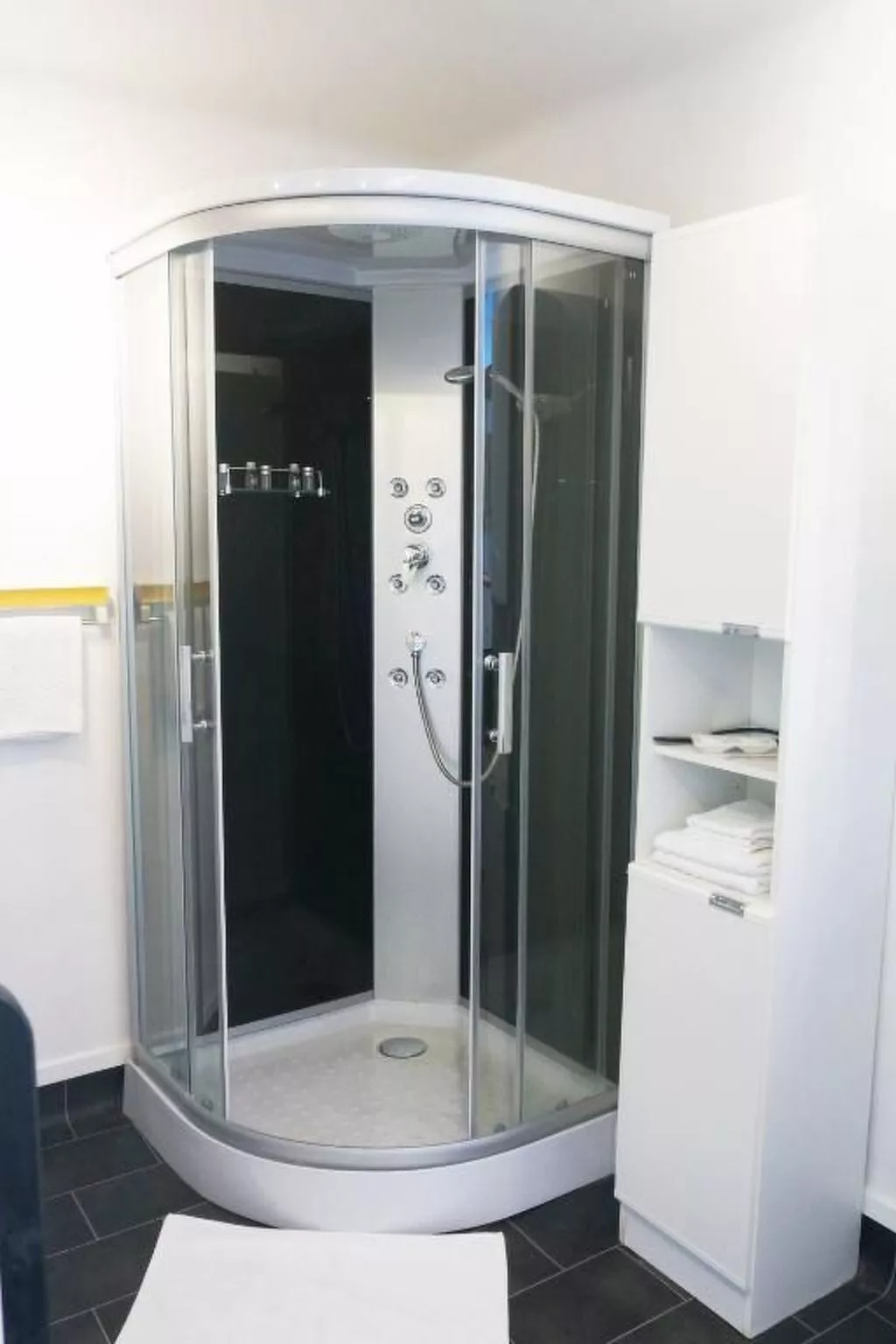 Black & White-Binnen