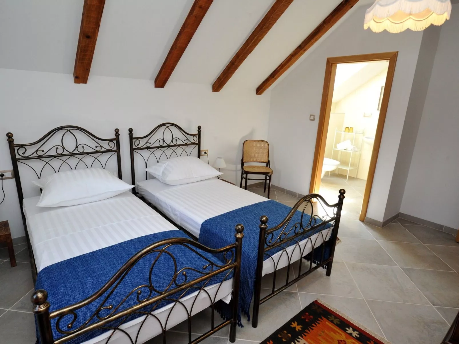 Alleinstehendes Ferienhaus mit Swimmingpool-Binnen