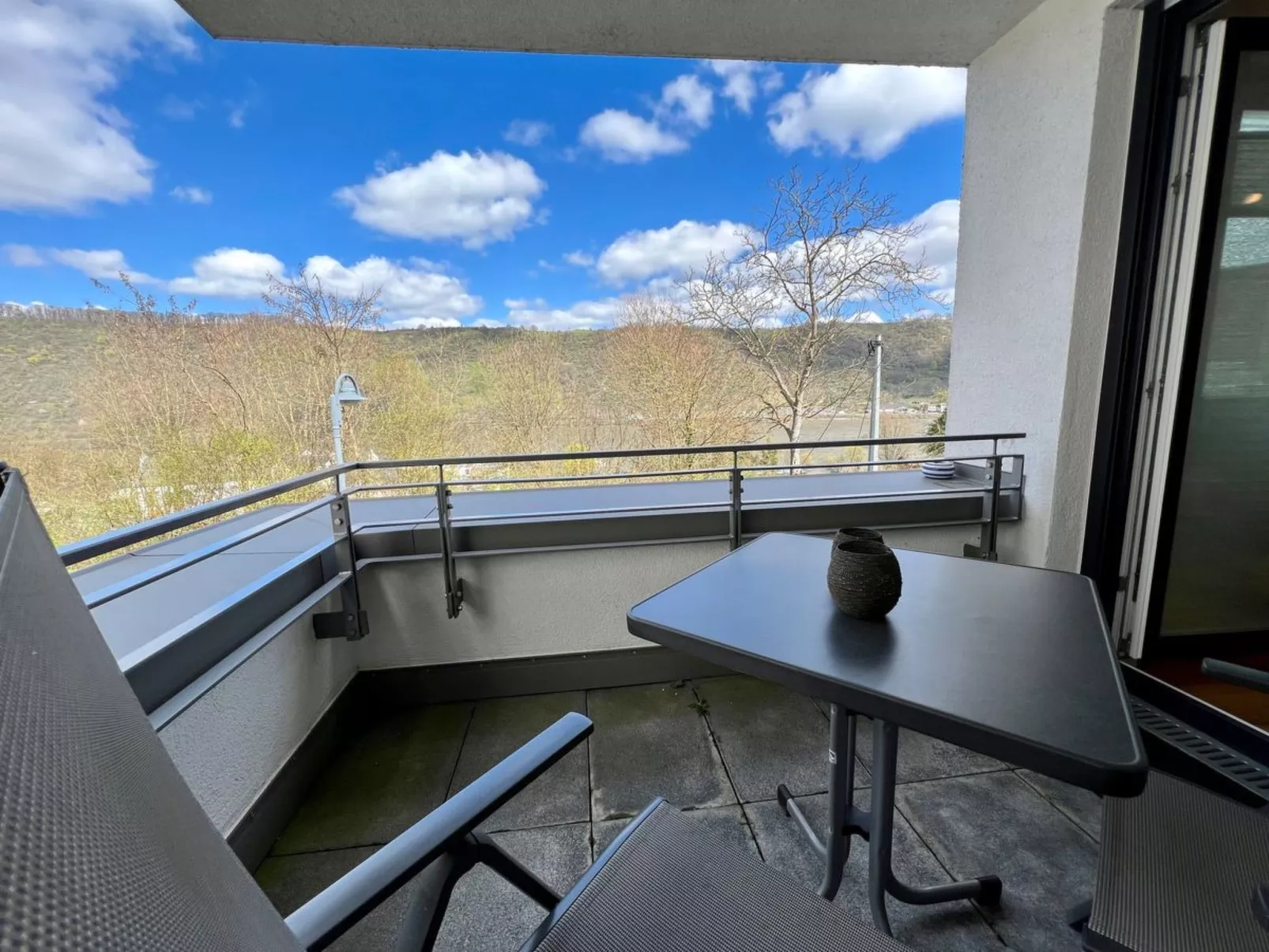 Moderne Wohnung mit Parkplatz und Rheinblick-Buiten