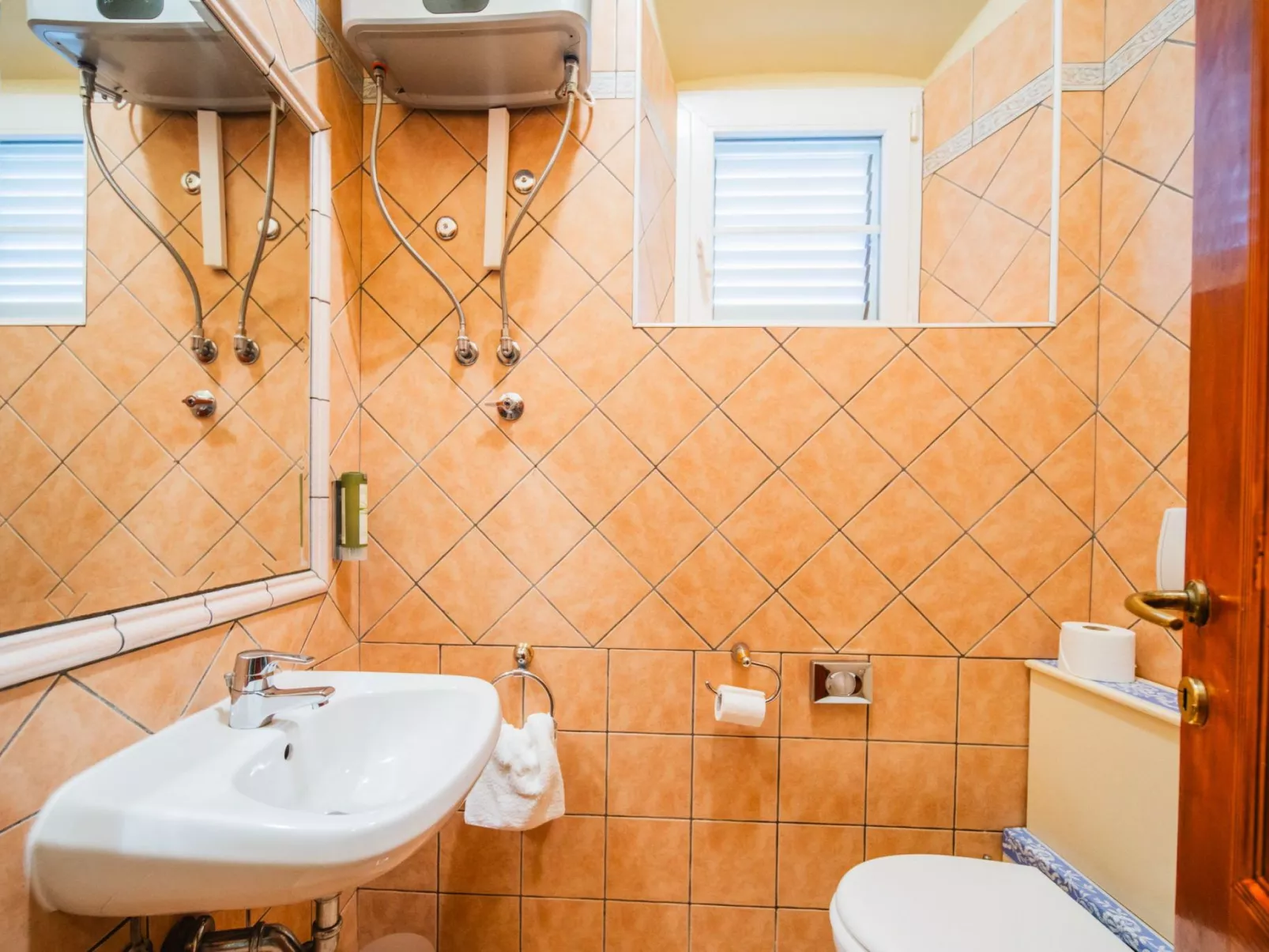 Traditionelles Steinhaus mit privatem beheiztem Pool-Binnen