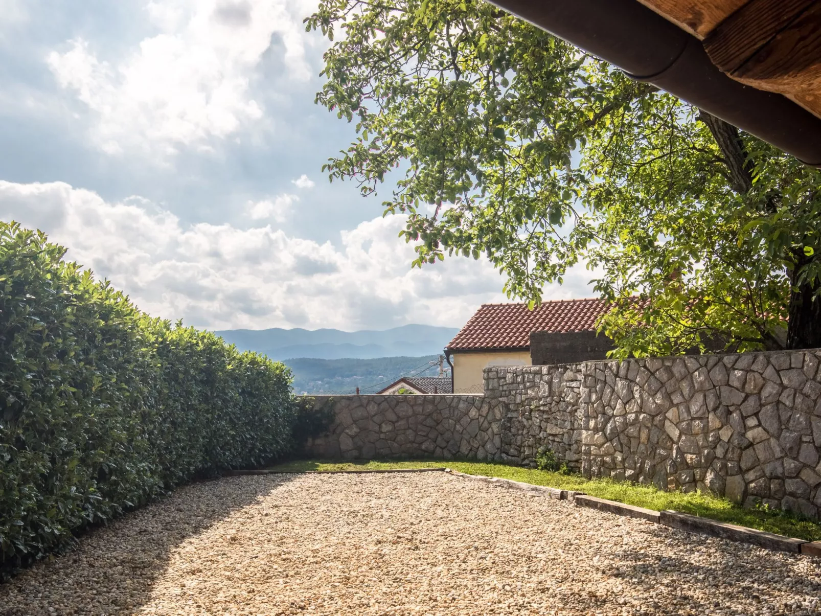 Haus mit modernem Interieur und einer alten Taverne - Image-tags.info