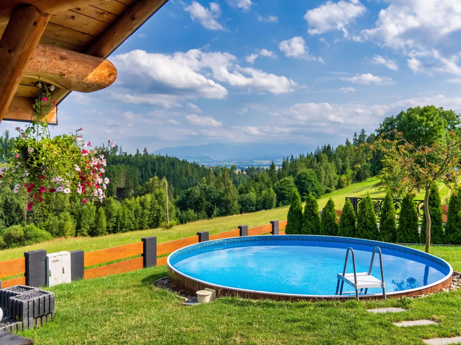 Mit Entspannung im Jacuzzi-Buiten