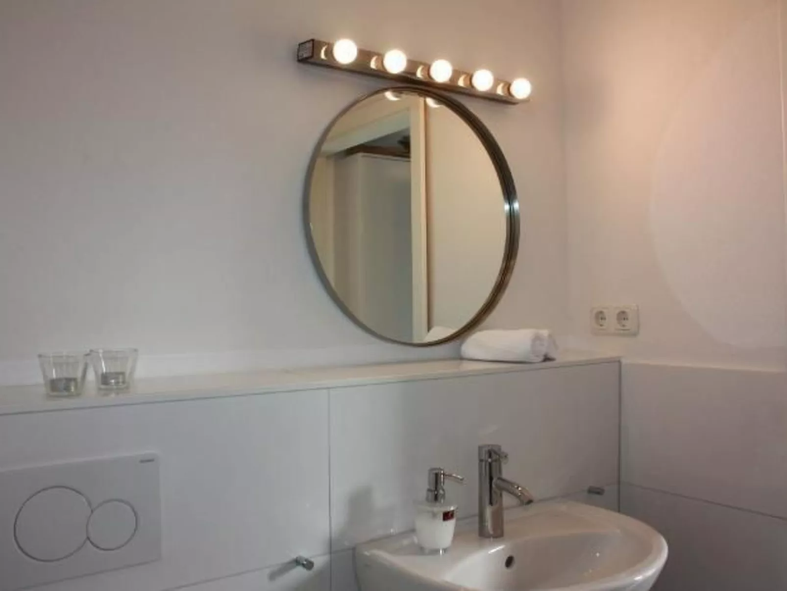 Mit Garten und Parkplatz-Binnen