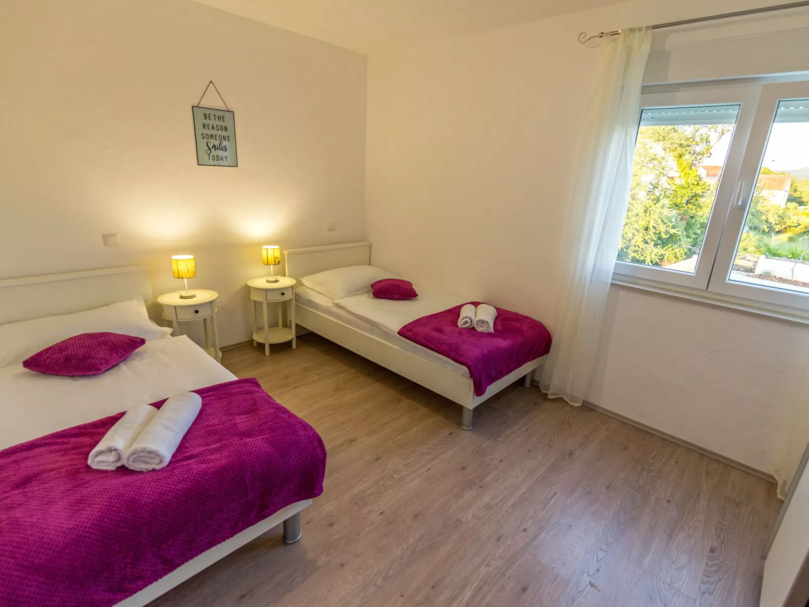 In Opanci mit beheiztem Pool, Parkplatz-Binnen