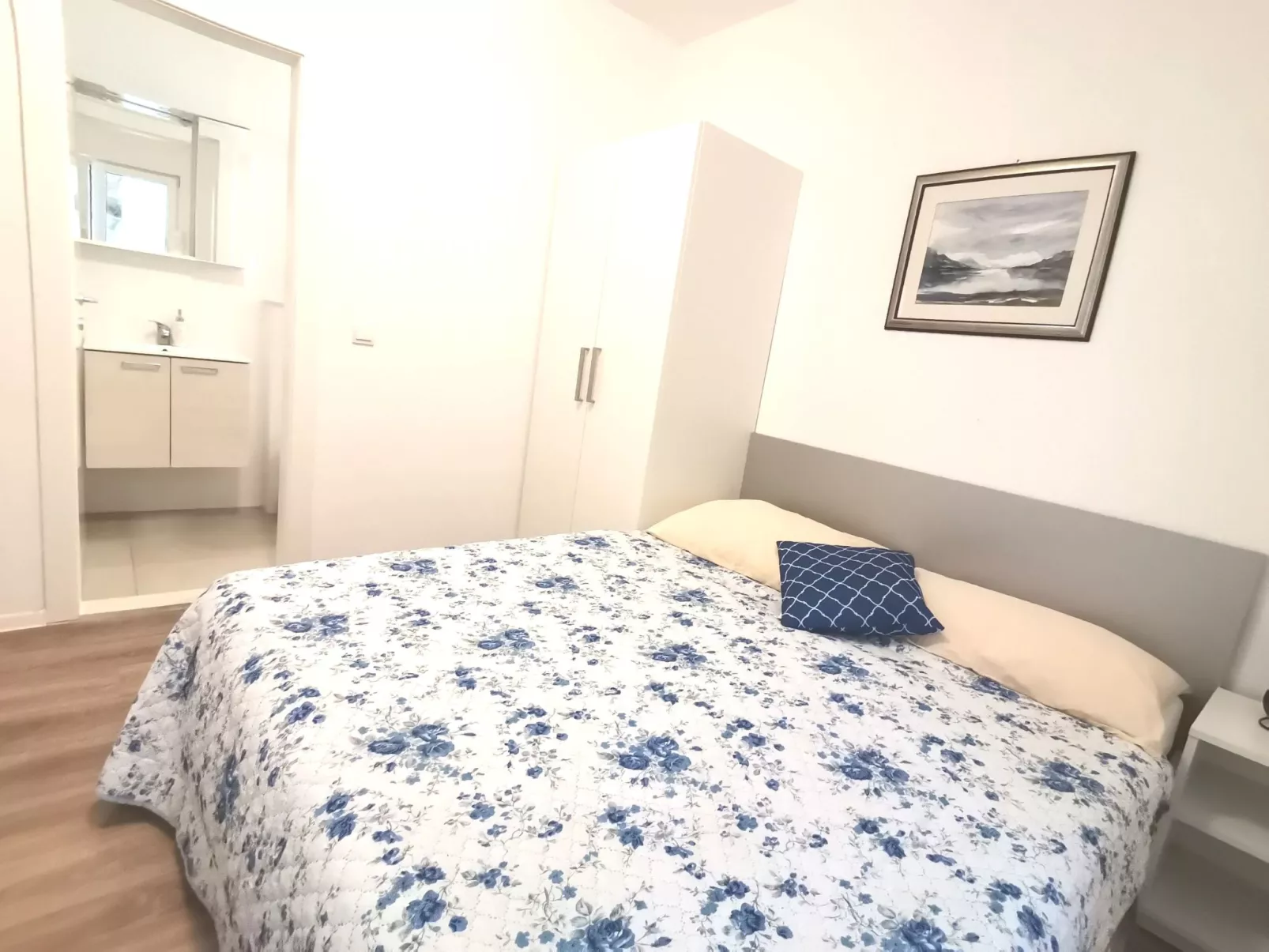 Weiße Idylle auf dem blauen Meer-Binnen