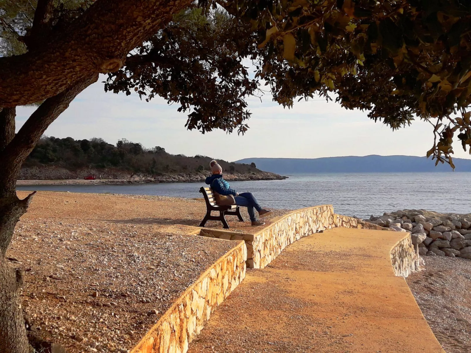 Gemütliches Ferienhaus in Pinezići mit großer Terrasse-Buiten