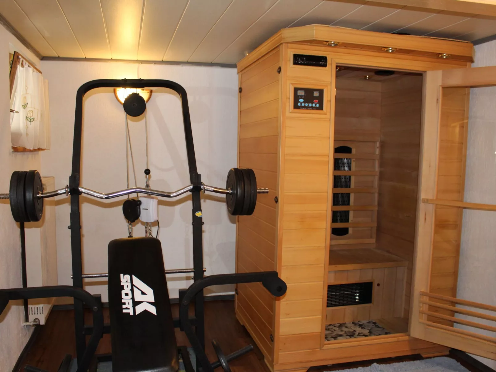 Mit Kaminofen, Fitnessraum und Sauna-Binnen