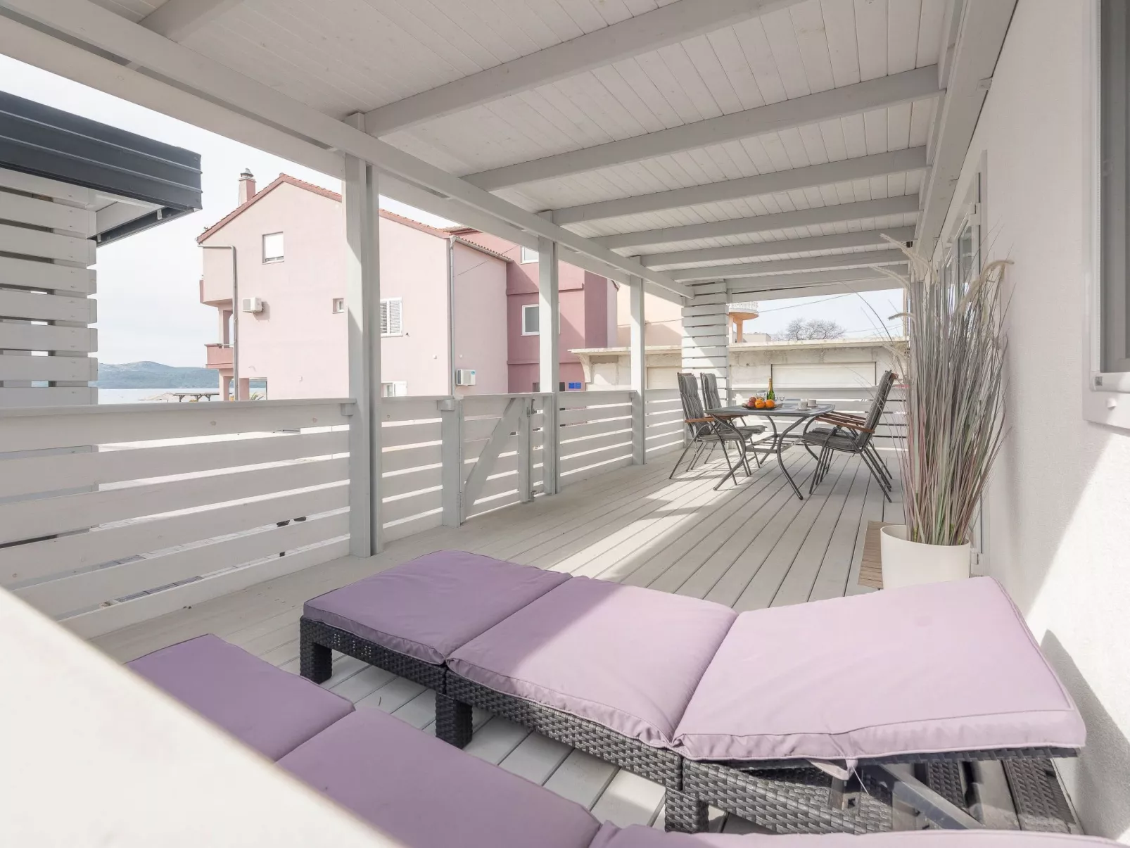 MH Summer Home-Binnen