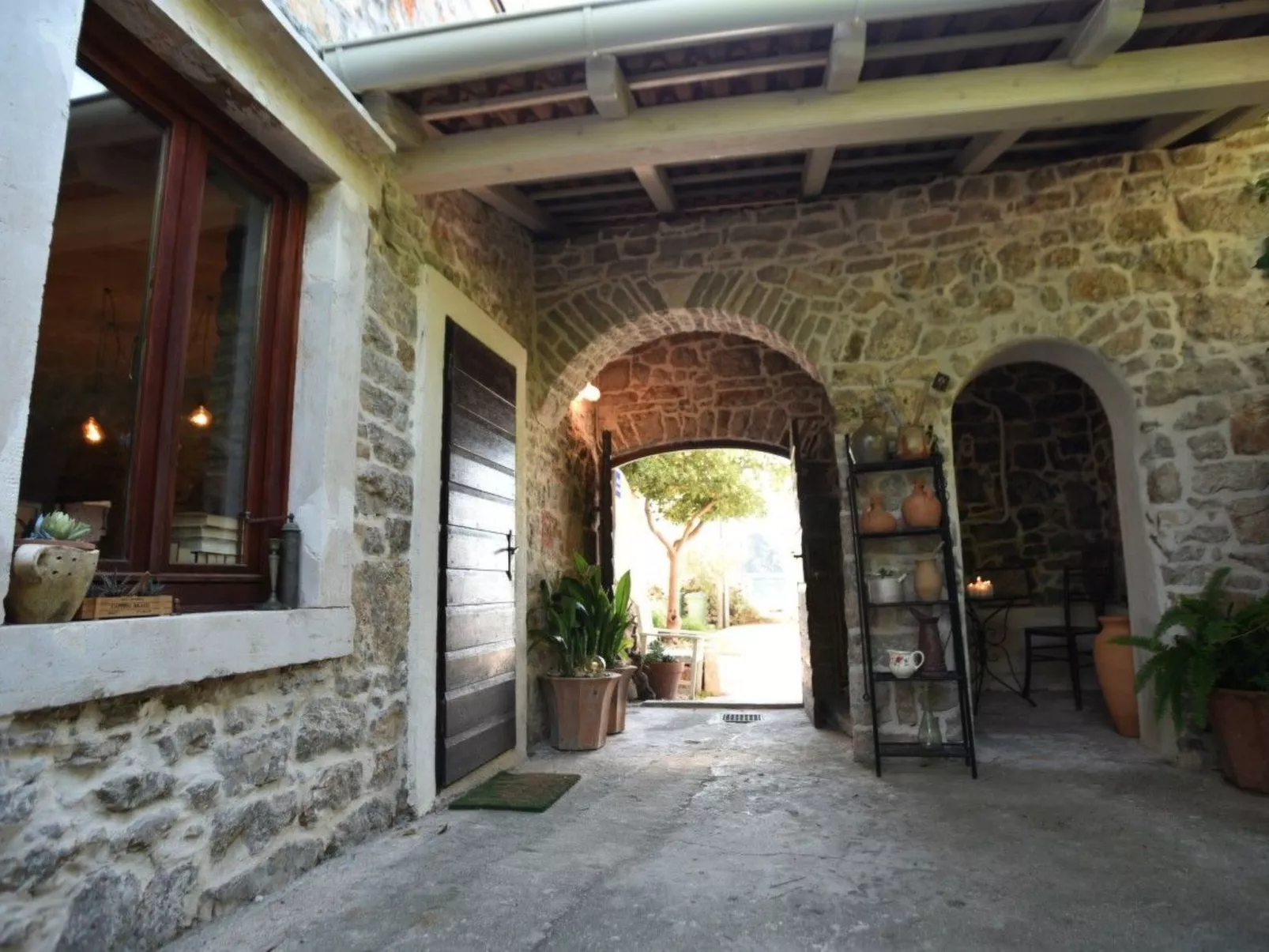 Steinhaus in Strandnähe mit Whirlpool-Buiten