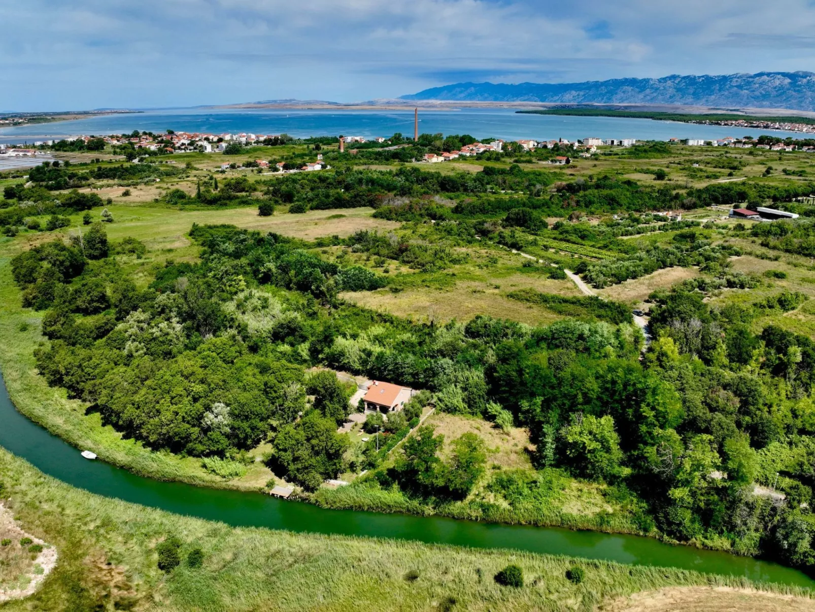 Am Fluss gelegenes Haus mit Galerieschlafplätzen-Buiten