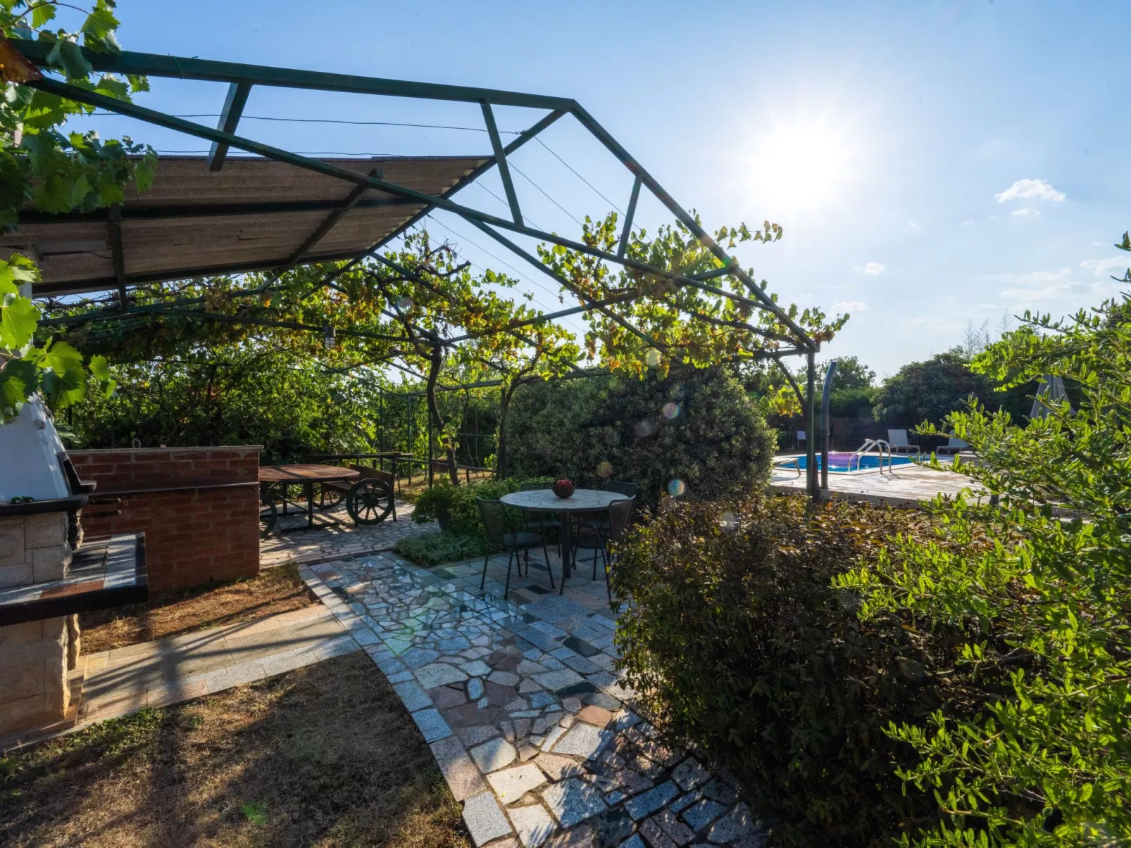 Attraktive Wohnung mit privatem Pool-Buiten