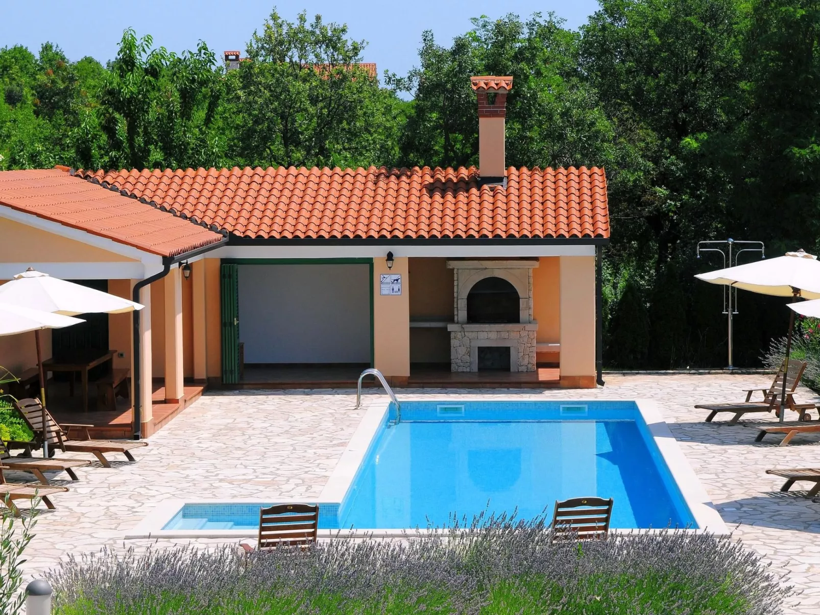 Villa Maggie mit Gemeinschaftspools-Buiten