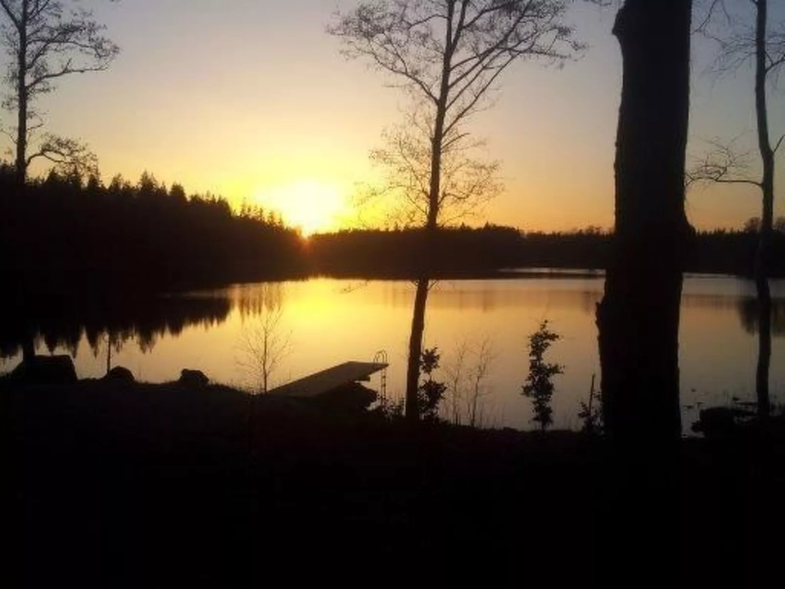 Modernes Haus mit hellem Dekor, mit Blick auf den See-Buiten