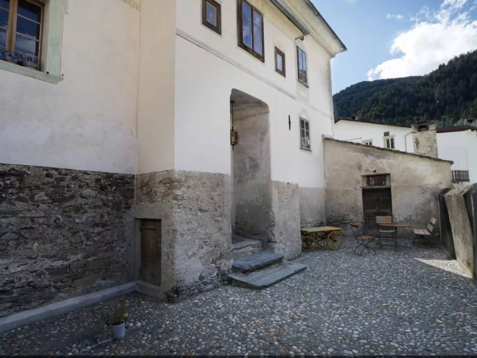 Bündner Zuckerbäckerpalazzo unter Denkmalschutz-Binnen