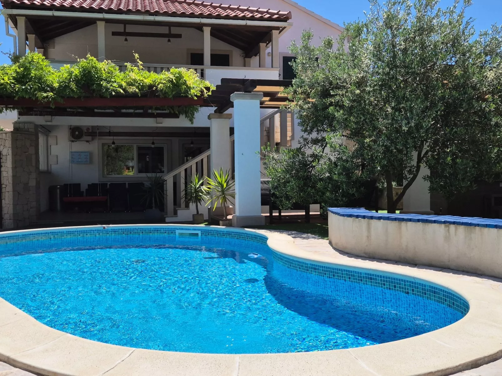 Komfortables Haus in Selca mit privatem Parkplatz-Buiten