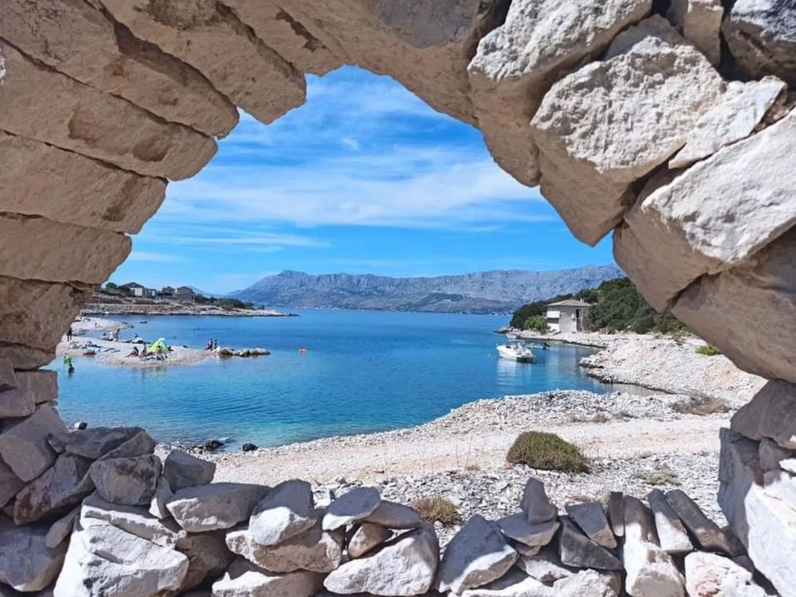 Wohnung in Povlja mit privatem Parkplatz-Buiten