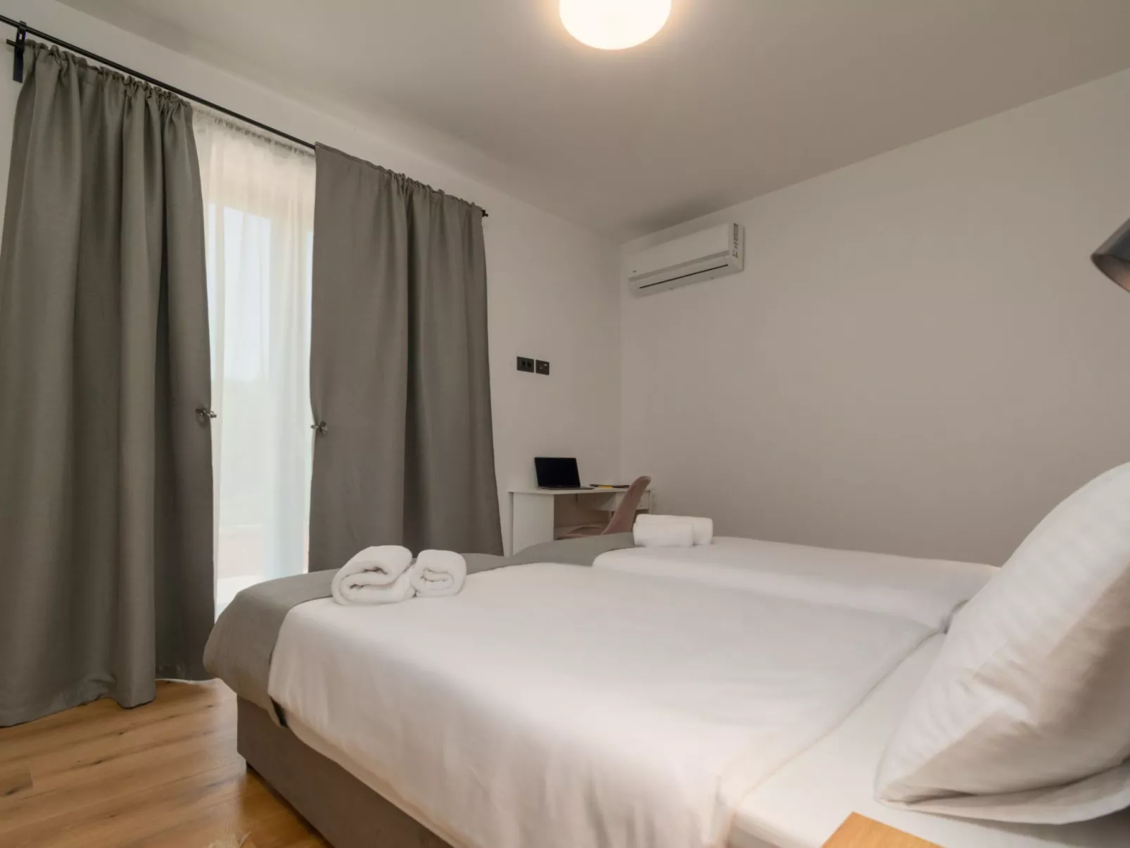 Modern 300m² Villa - King Beds and Leisure Zone-Binnen