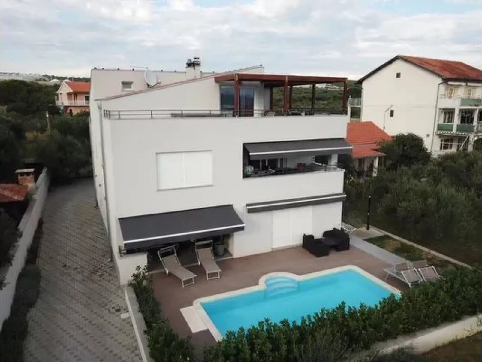 1 mit Schwimmbad und Garten-Buiten