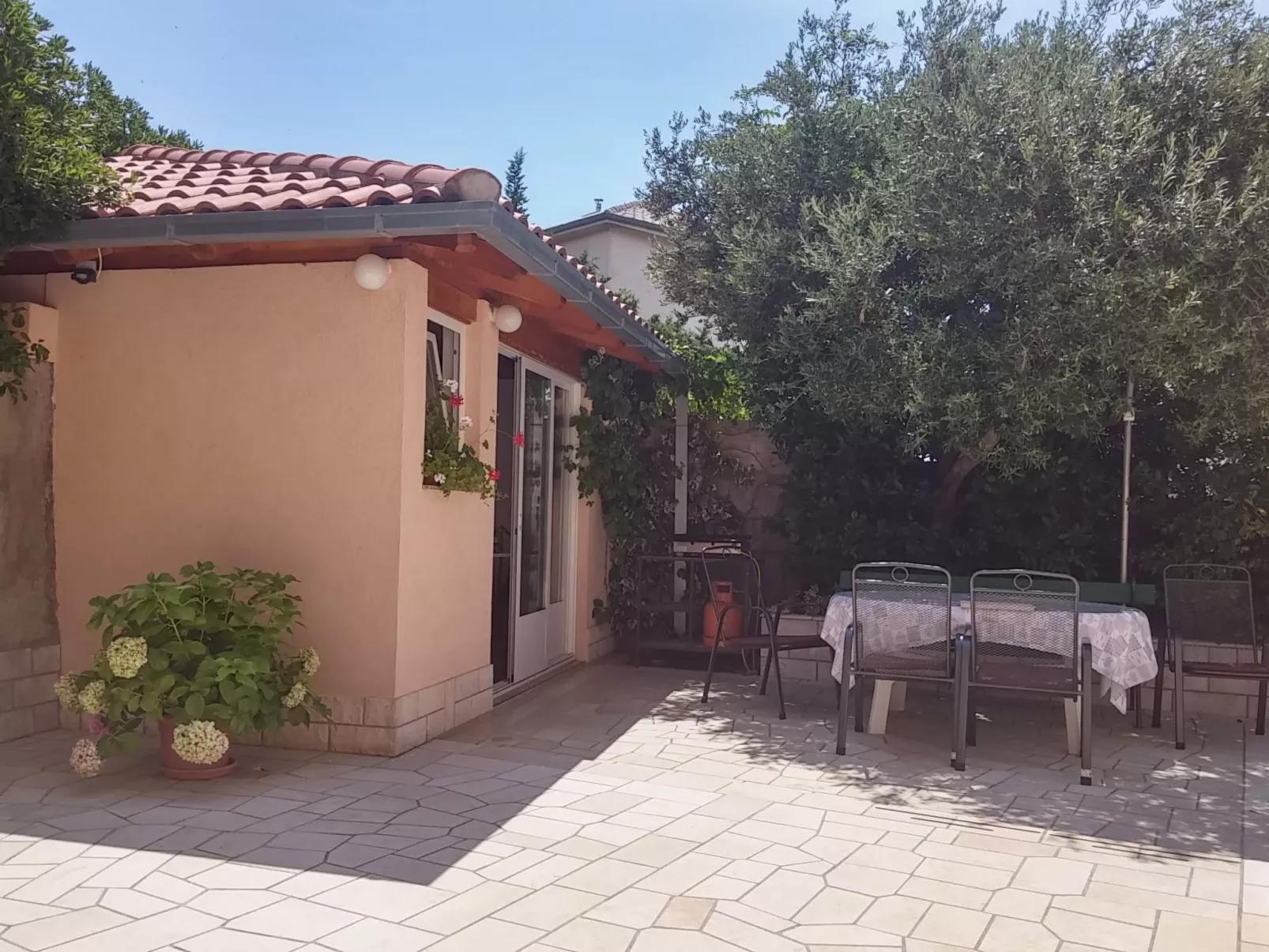 Katarina mit Garten und Grill-Buiten