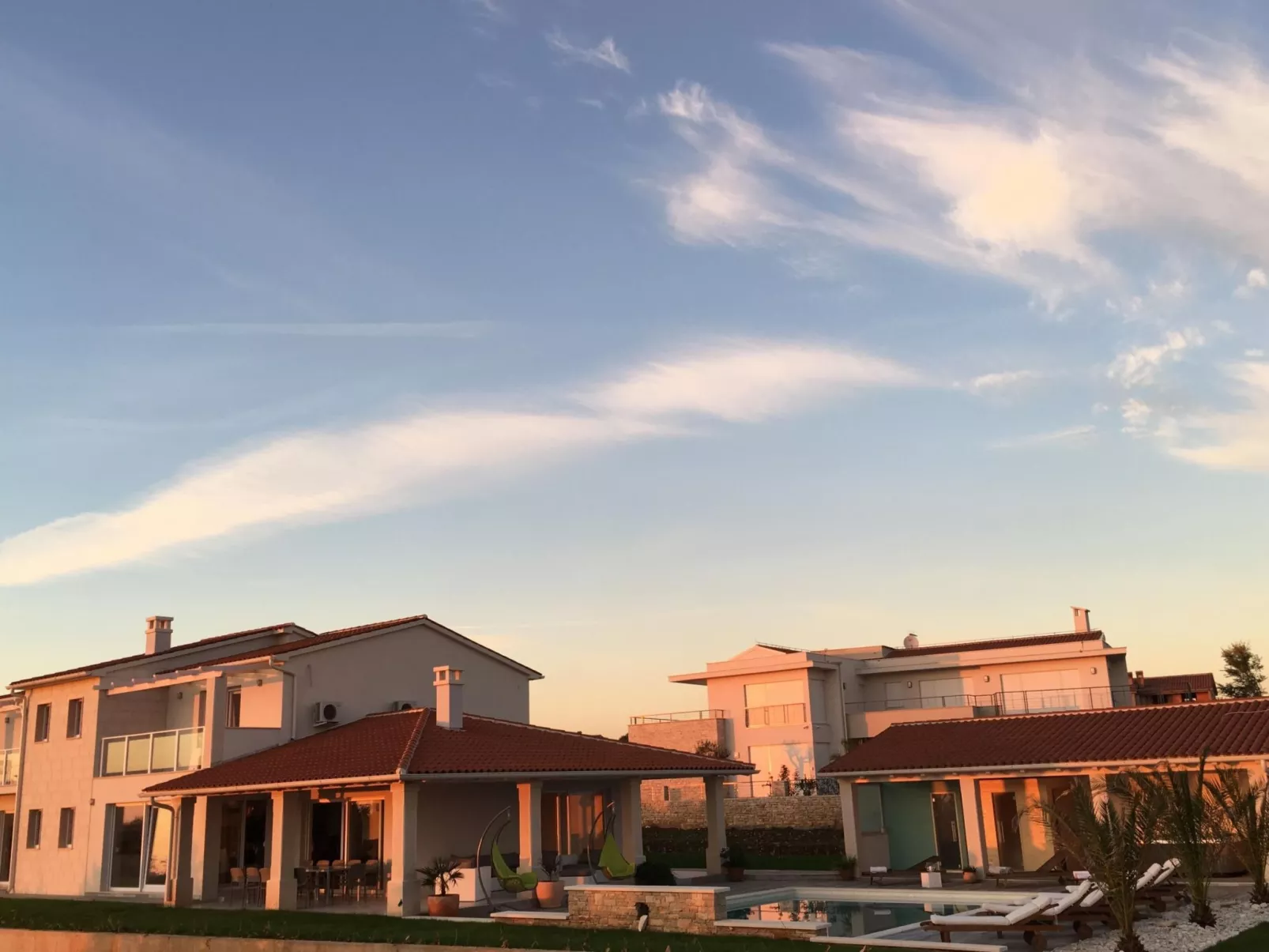 Elegante und komfortable Villa mit Salzwasserpool, Whirlpool und Sauna, umgeben-Buiten