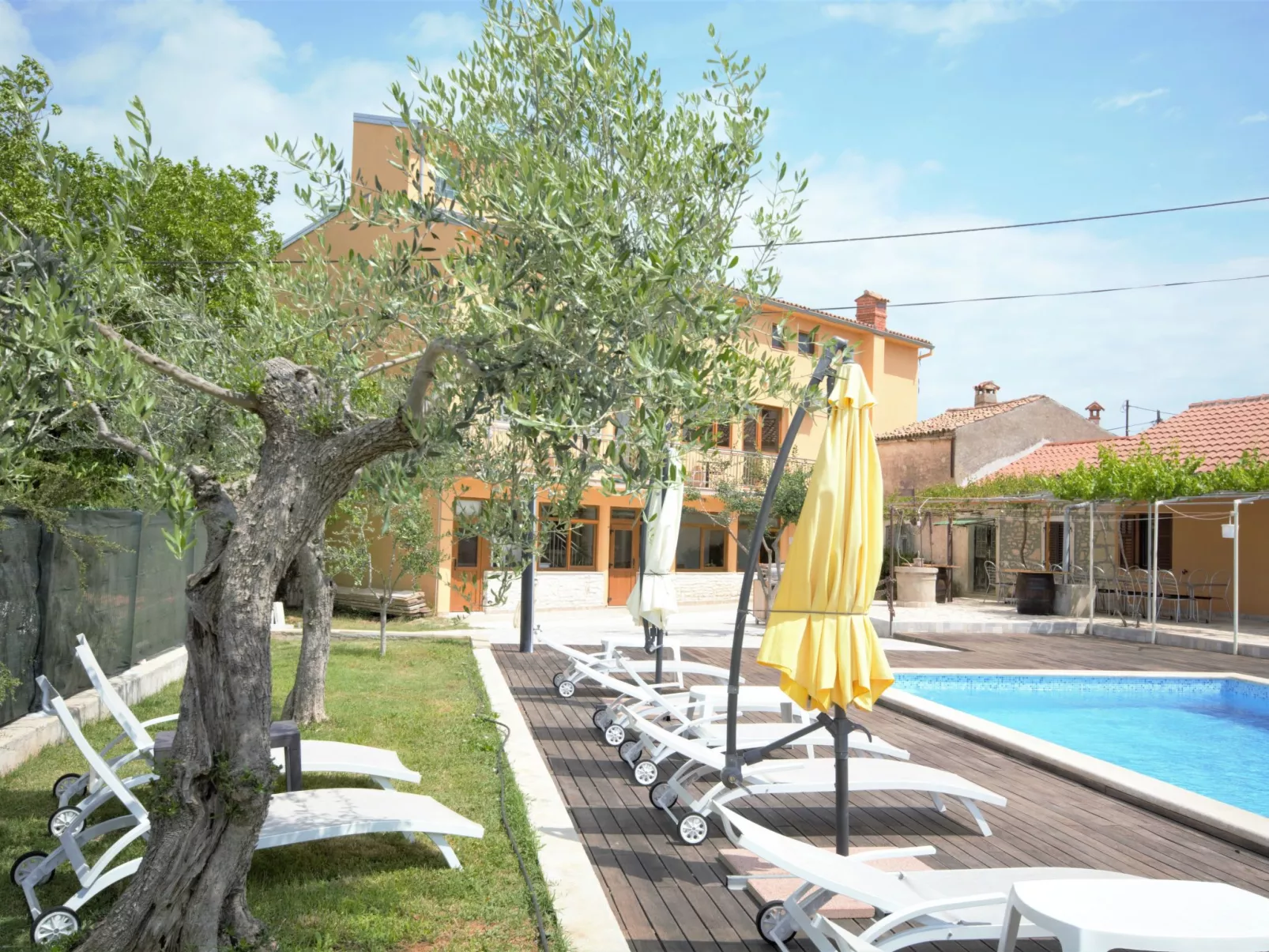 XXL-Ferienhaus "Cokuni" mit privatem Pool-Buiten